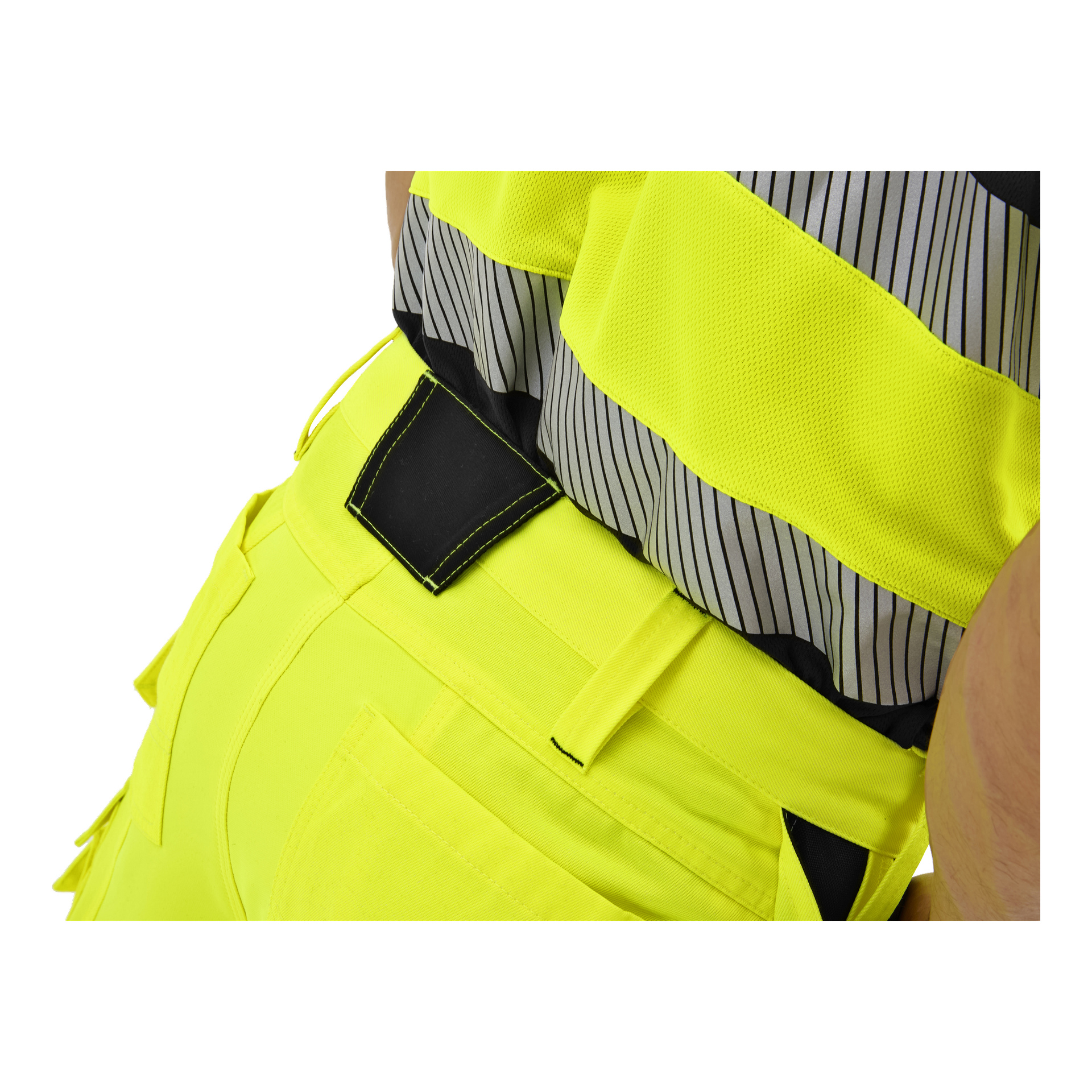 Sidovy av en person i klargula Bluewear High-visibility byxor med svart lapp och en skjorta med gula, svarta och vita ränder.