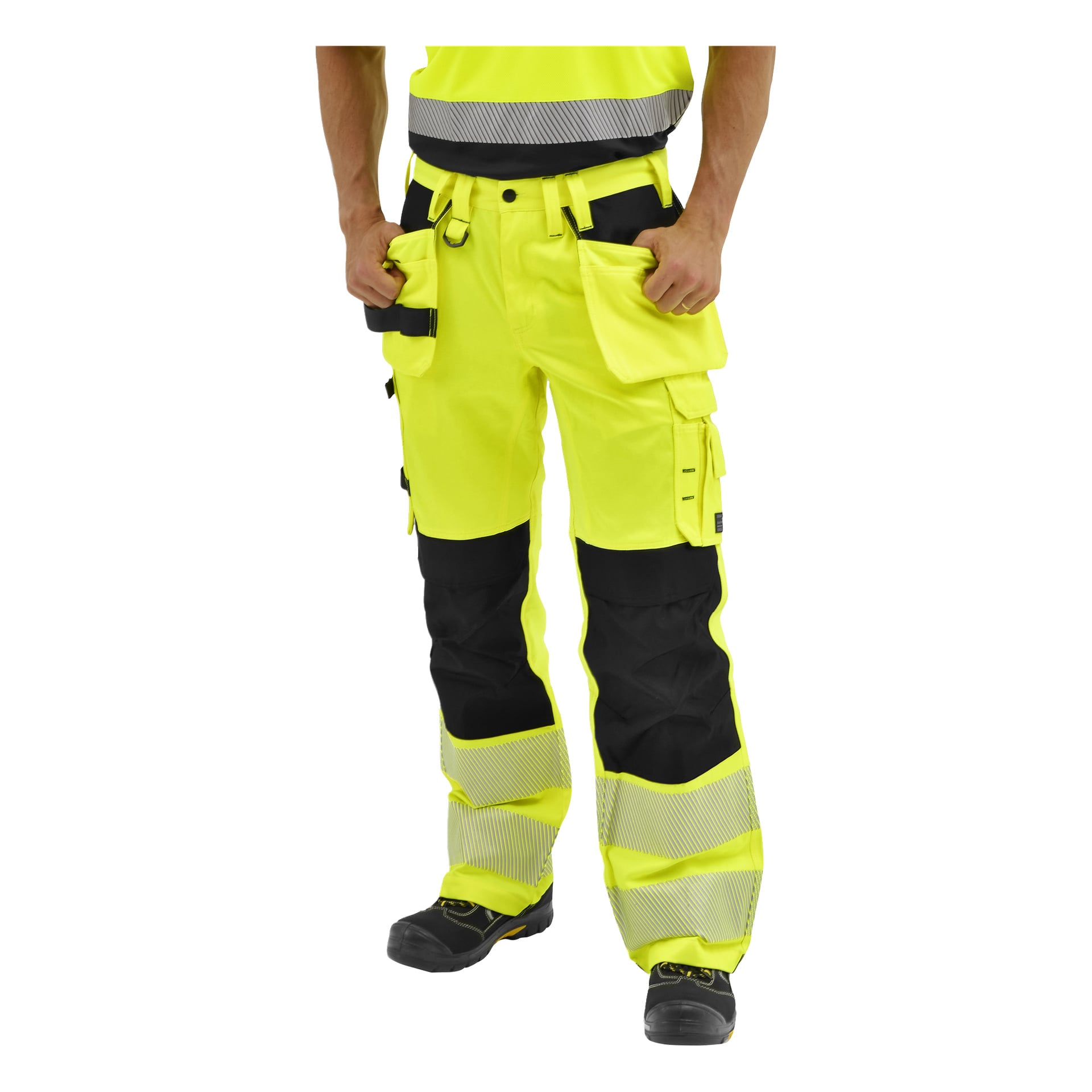 Underkropp i Bluewear högsynliga Rex-byxor med svarta knälappar, reflekterande ränder, cargofickor och svarta arbetsskor.