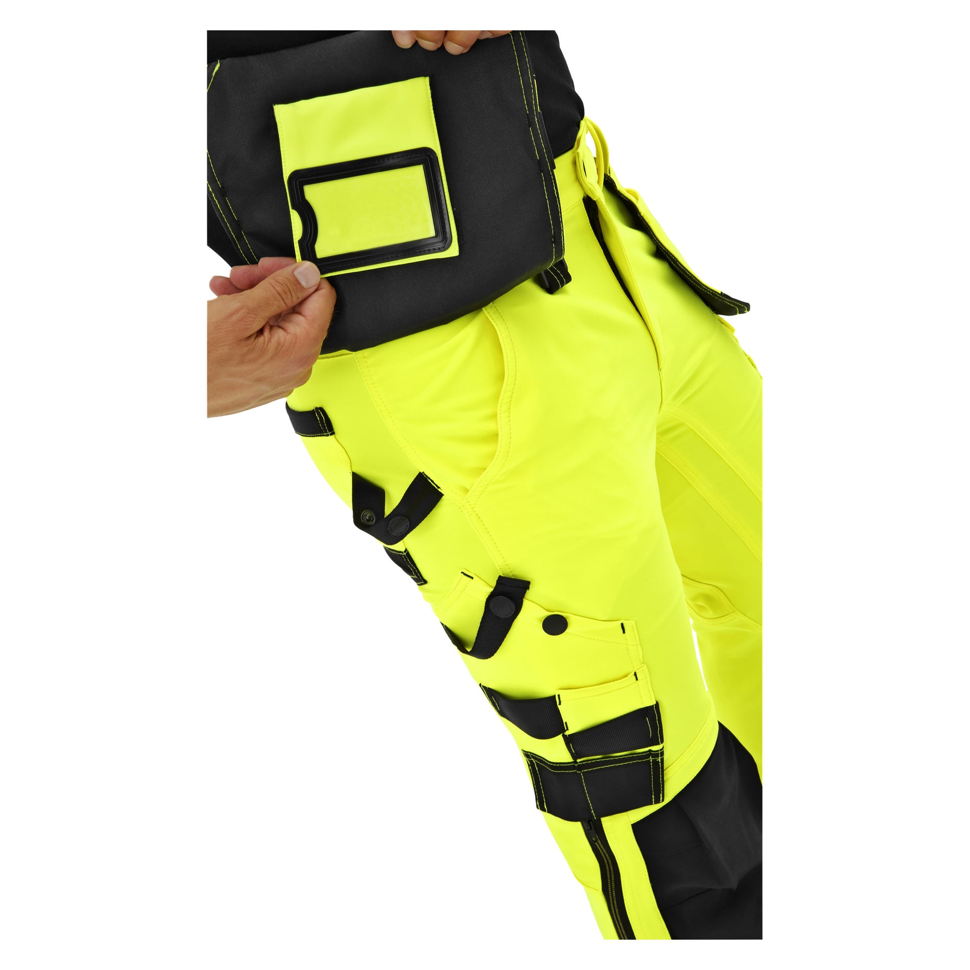 Man visar upp Bluewear Pro Workwears Steve högsynliga byxor med svarta detaljer och en gul ficka med ett genomskinligt ID-kort.
