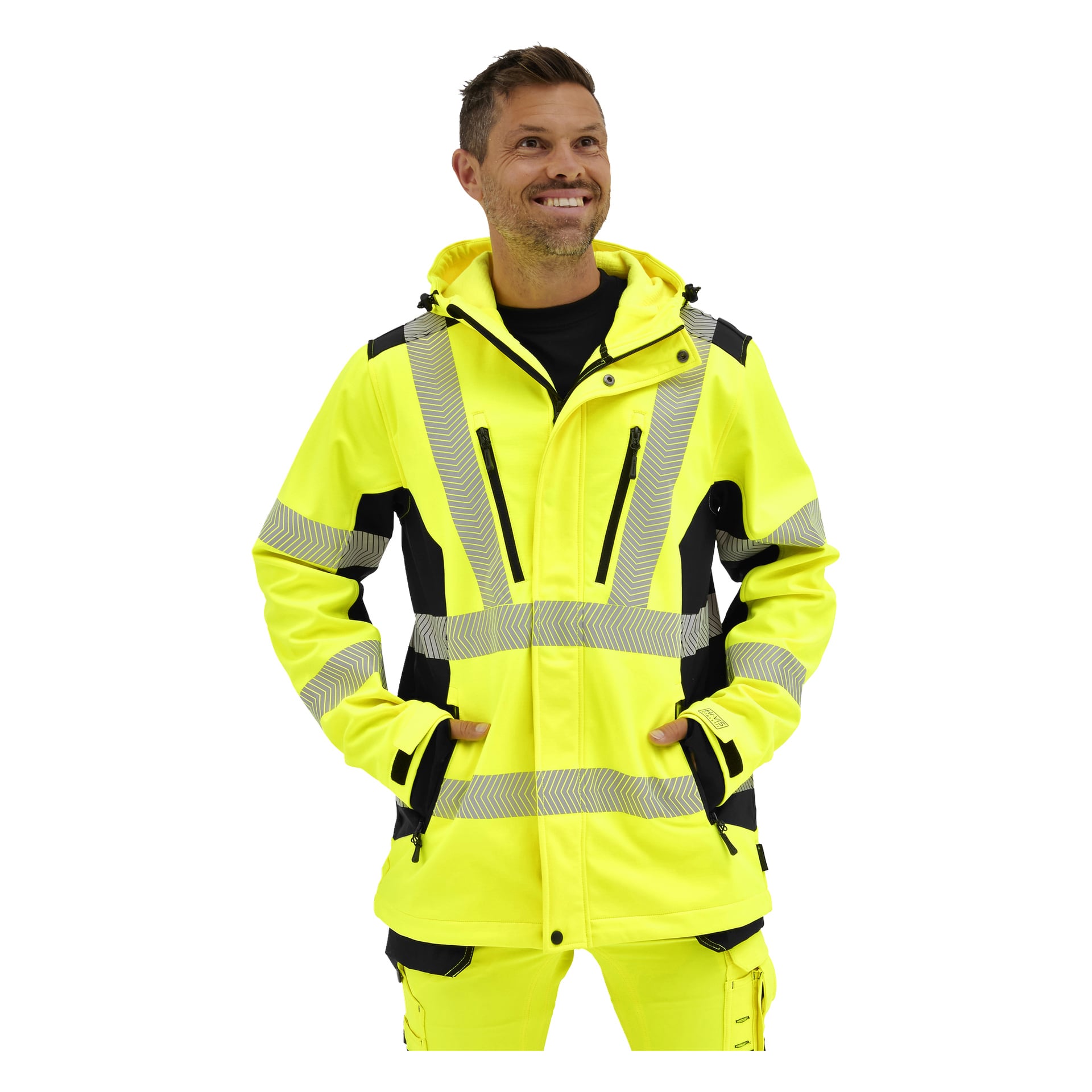 En man visar Bluewear Hi-Vis Kingston-jackan i klargult med silverränder, matchande byxor och svart skjorta, händerna i fickorna.