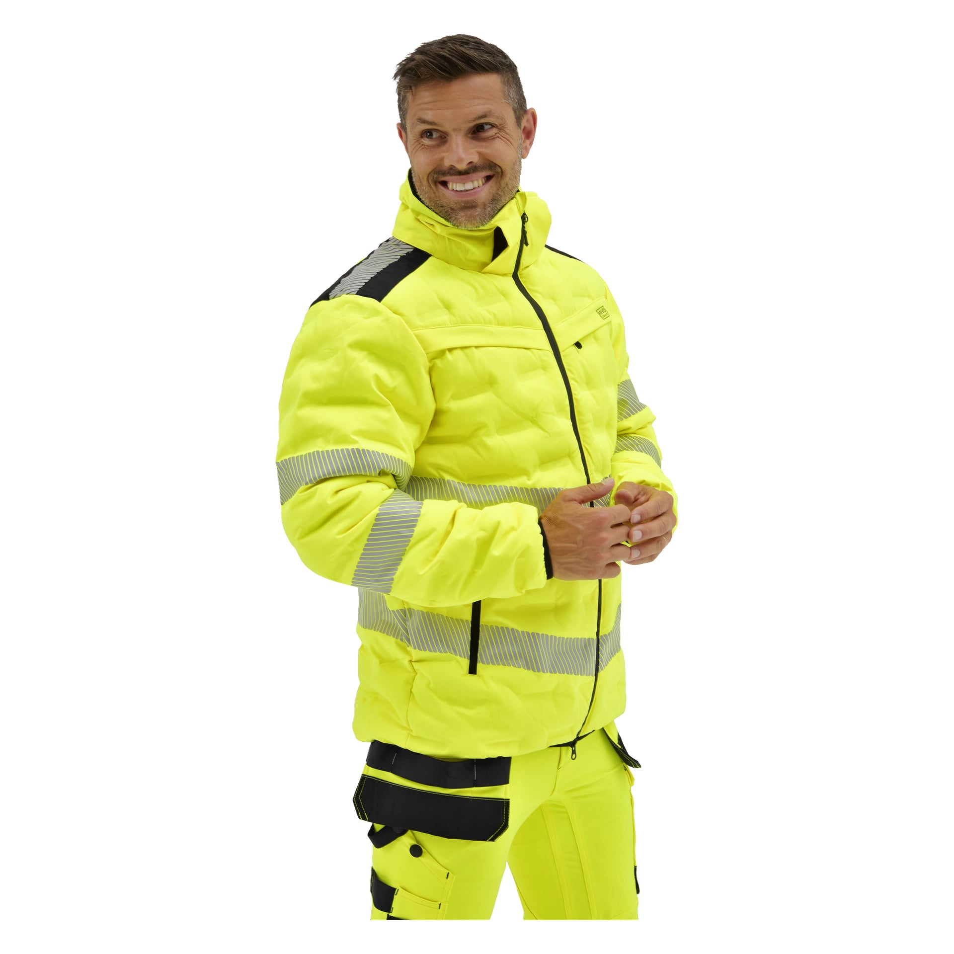 En man visar Bluewear Pro hi-vis Jasper-jacka och matchande byxor med reflekterande ränder, ler och knäpper händerna.