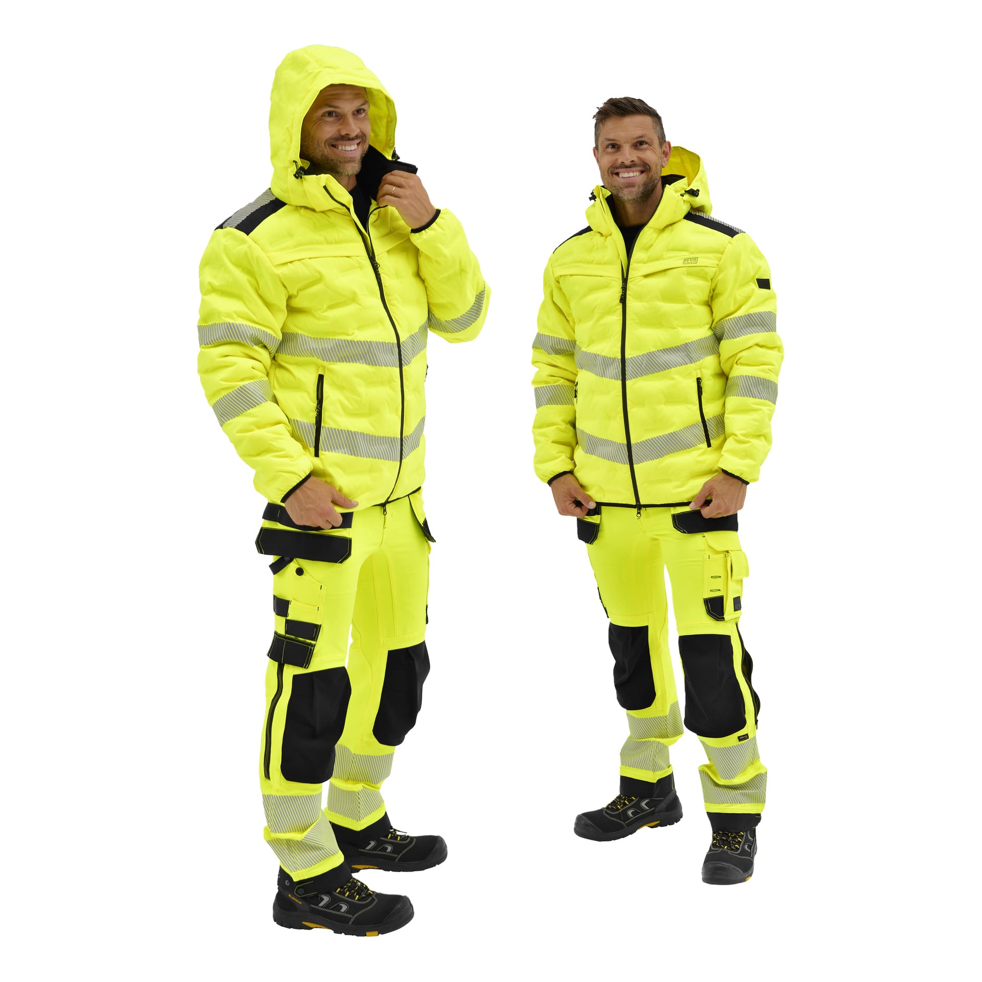 Två män bär matchande Bluewear Pro hög-vis-vadderade jackor med reflekterande ränder; Den ena håller upp huvan, den andra står avslappnad.