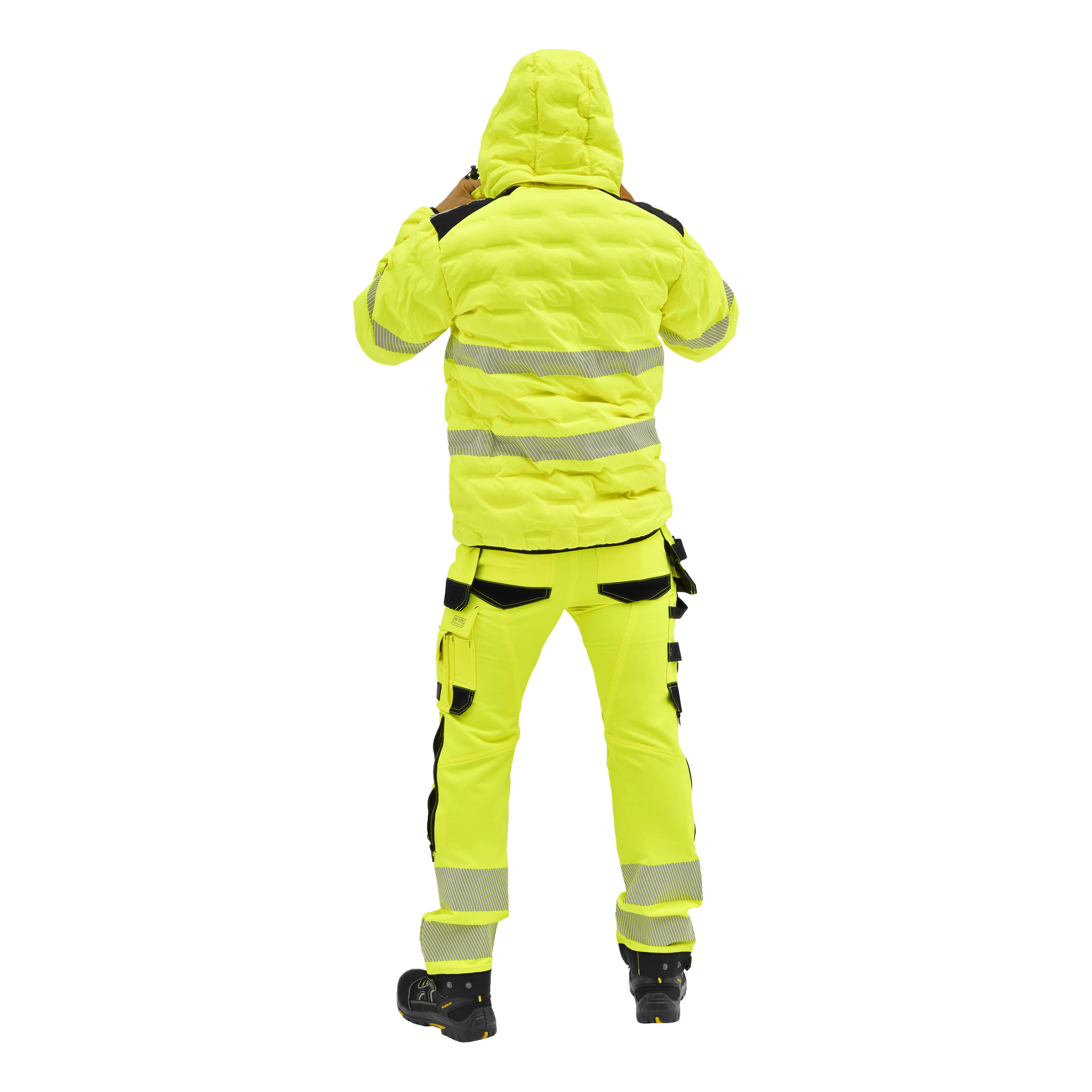 Individ i en klargul högsynlig Bluewear Pro Workwear Padderad Jasper-jacka och byxor, svarta stövlar, ryggen vänd mot kameran.