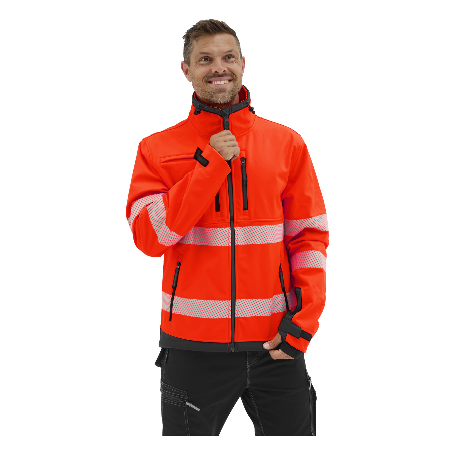 Eine Person lächelt, hält den Reißverschluss einer leuchtend orangefarbenen Bluewear Hi-Vis Toronto-Jacke mit reflektierenden Streifen und schwarzen Akzenten.