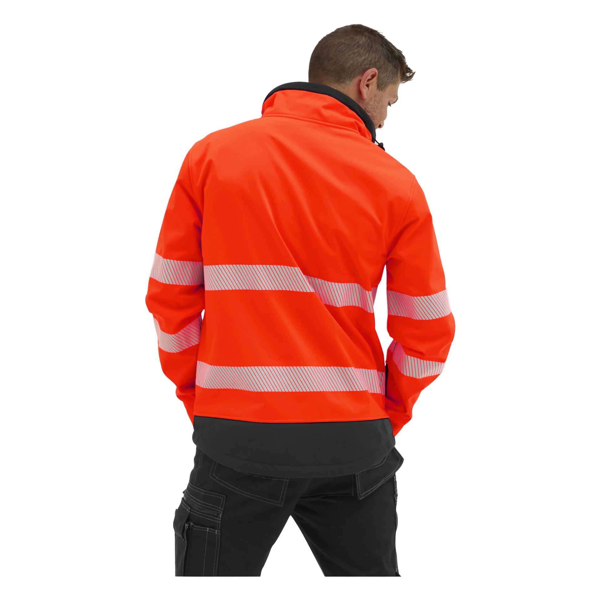Mit dem Rücken zur Kamera steht eine Person in einer orangefarbenen Warnjacke und schwarzen Hosen mit den Händen in den Taschen, kurzes braunes Haar sichtbar.
