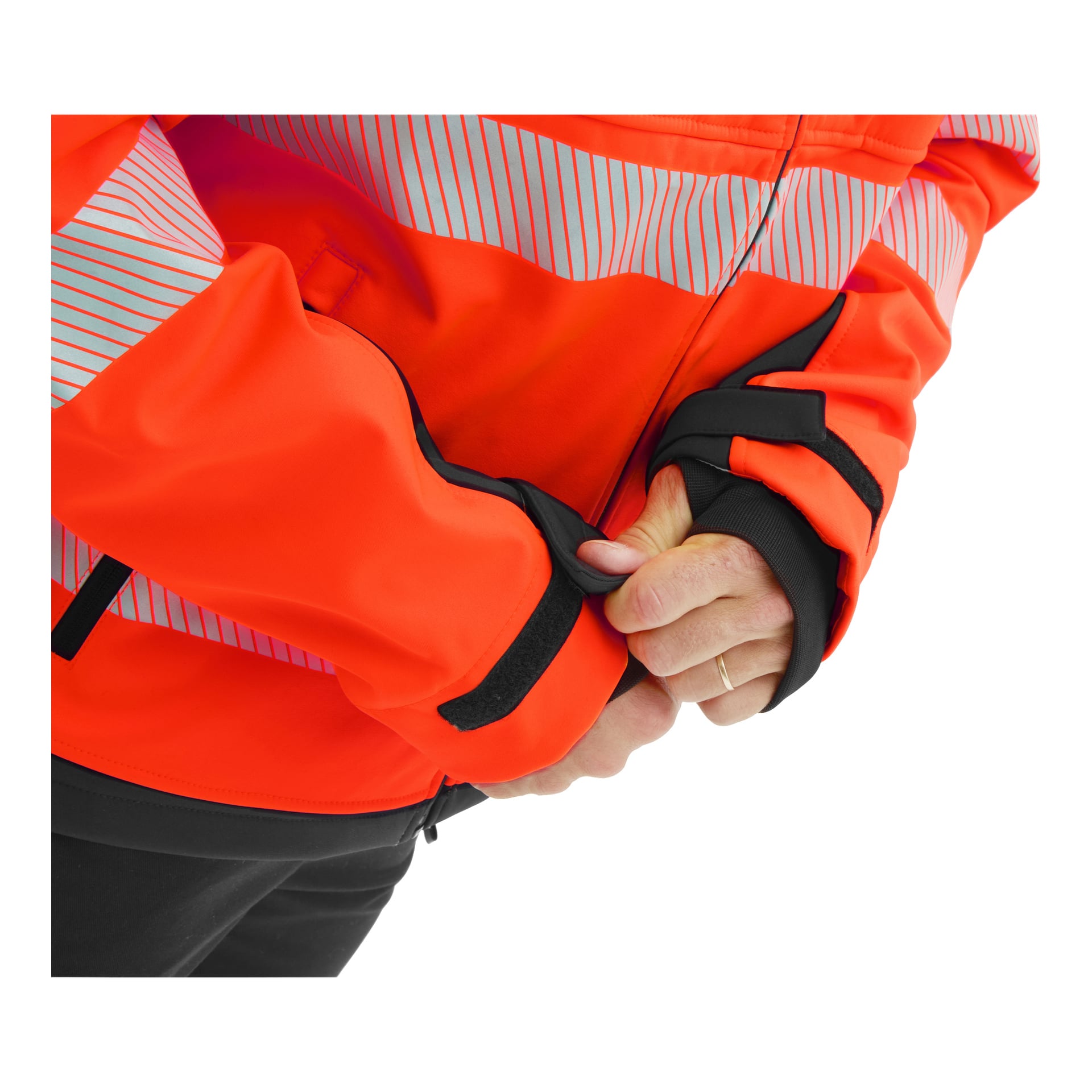 Man fäster den svarta kardborrebandet på en Bluewear Hi-Vis-jacka med orange tyg och reflekterande ränder; Endast händer och överkropp synliga.