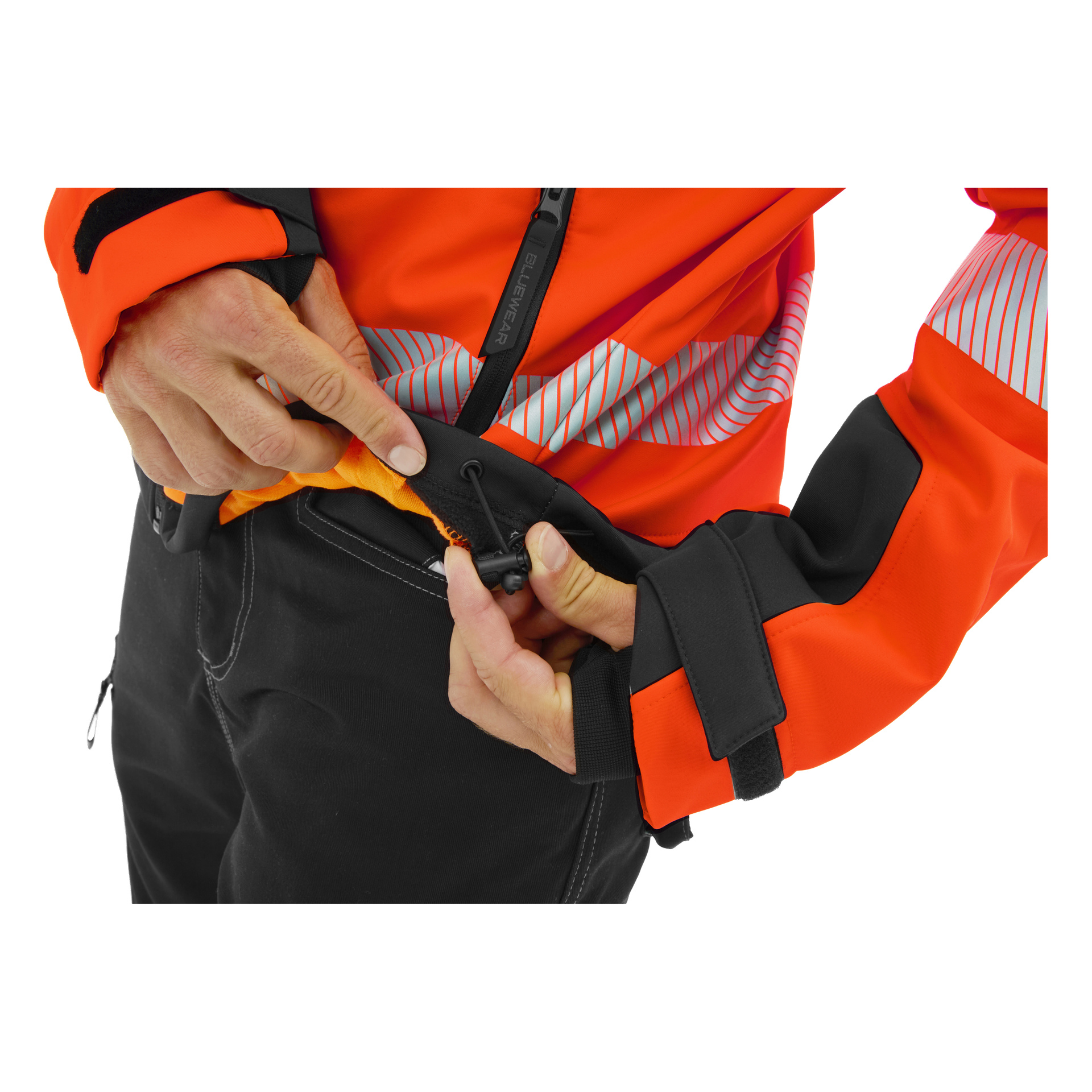 Man drar åt dragsnöret på Bluewear Hi-Vis Toronto-jackan med orange tyg, svarta detaljer och reflekterande ränder.