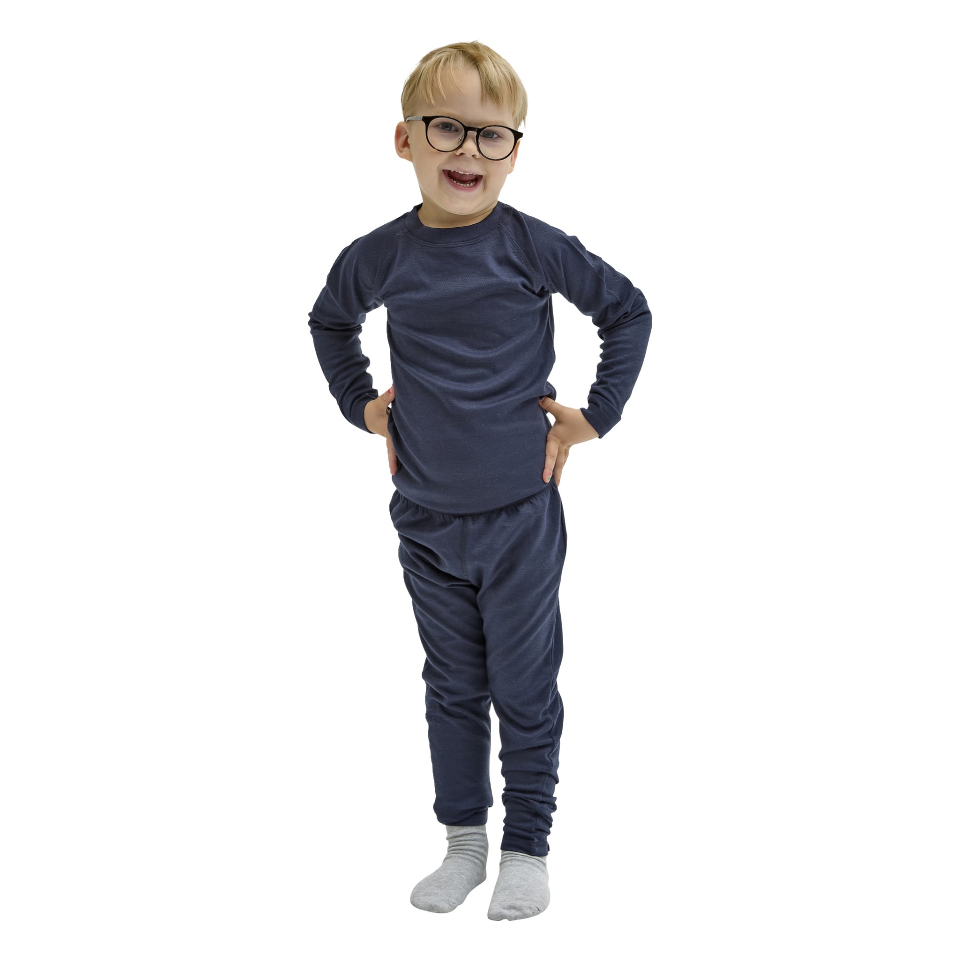 En ung pojke bär Kayoba Outdoor Thermal Underwear för barn, ett marinblått tvådelat set med långärmad topp och byxor.