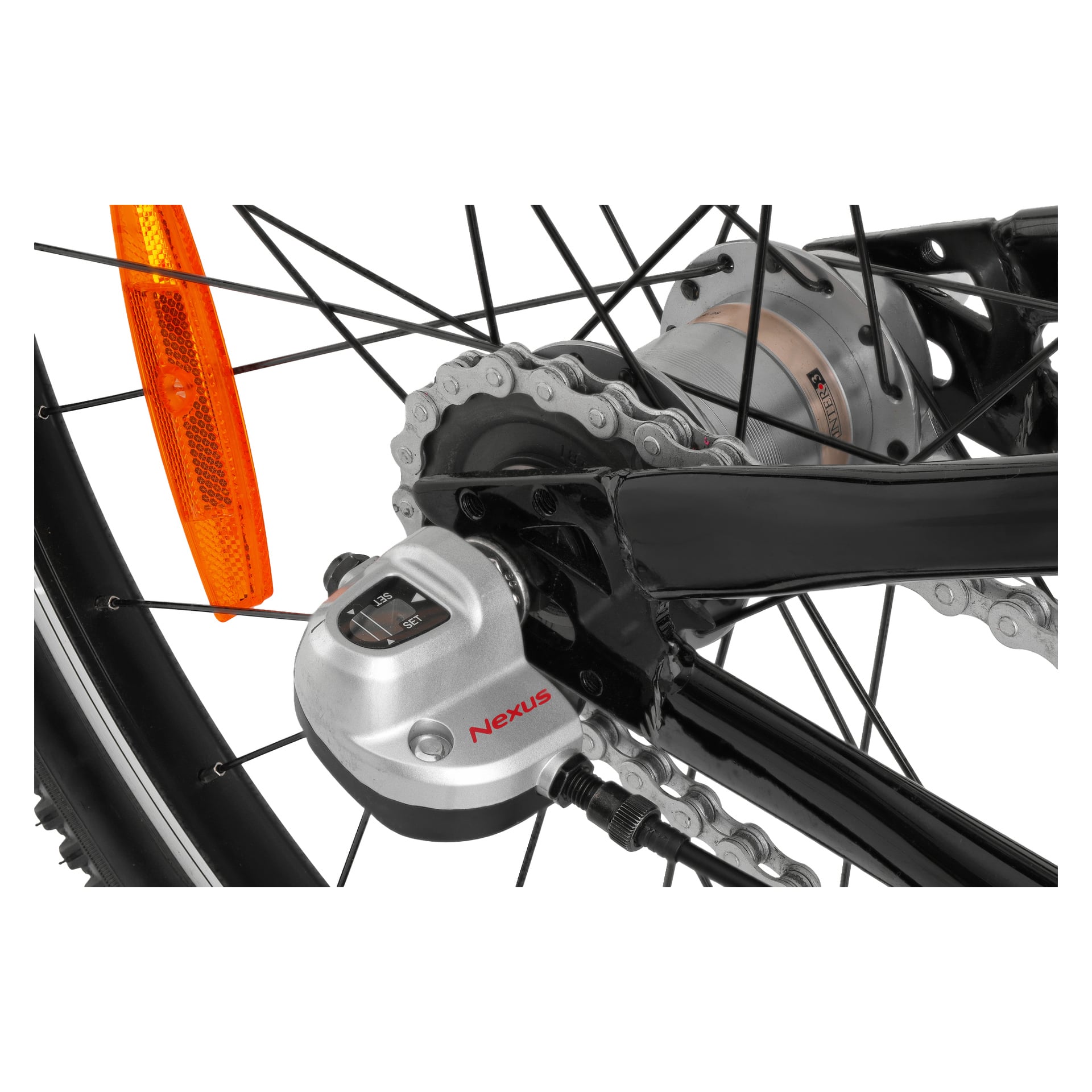 Närbild av ett cykelbakhjul som visar Shimano Nexus navsystem med invändiga växlar, växlingsmekanism, kedja, svart ram och en orange hjulreflektor.