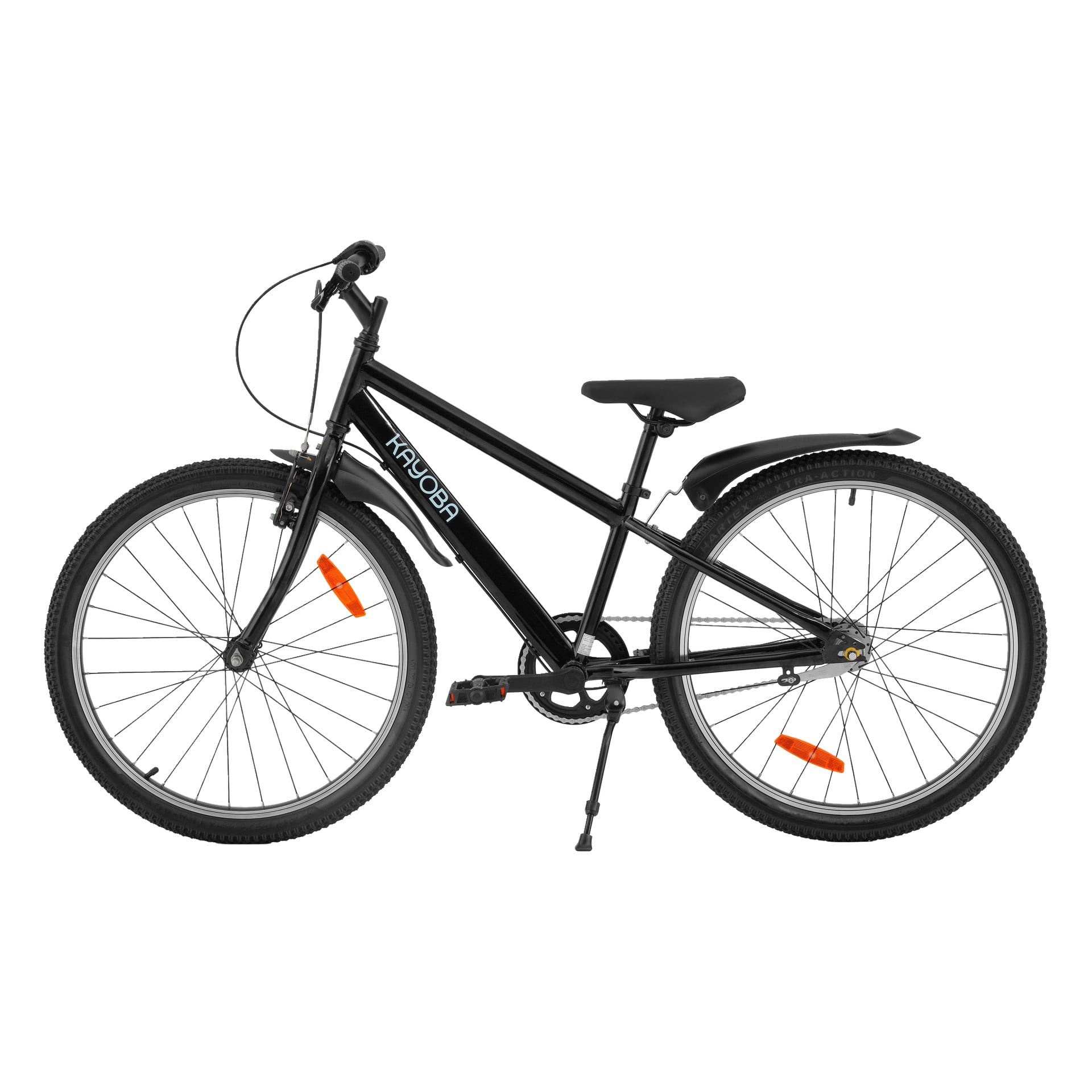 En svart mountainbike med främre och bakre reflexer, ett stödben och en skärm över bakhjulet. På ramen syns varumärket TRAYORA i vita och ljusblå bokstäver.