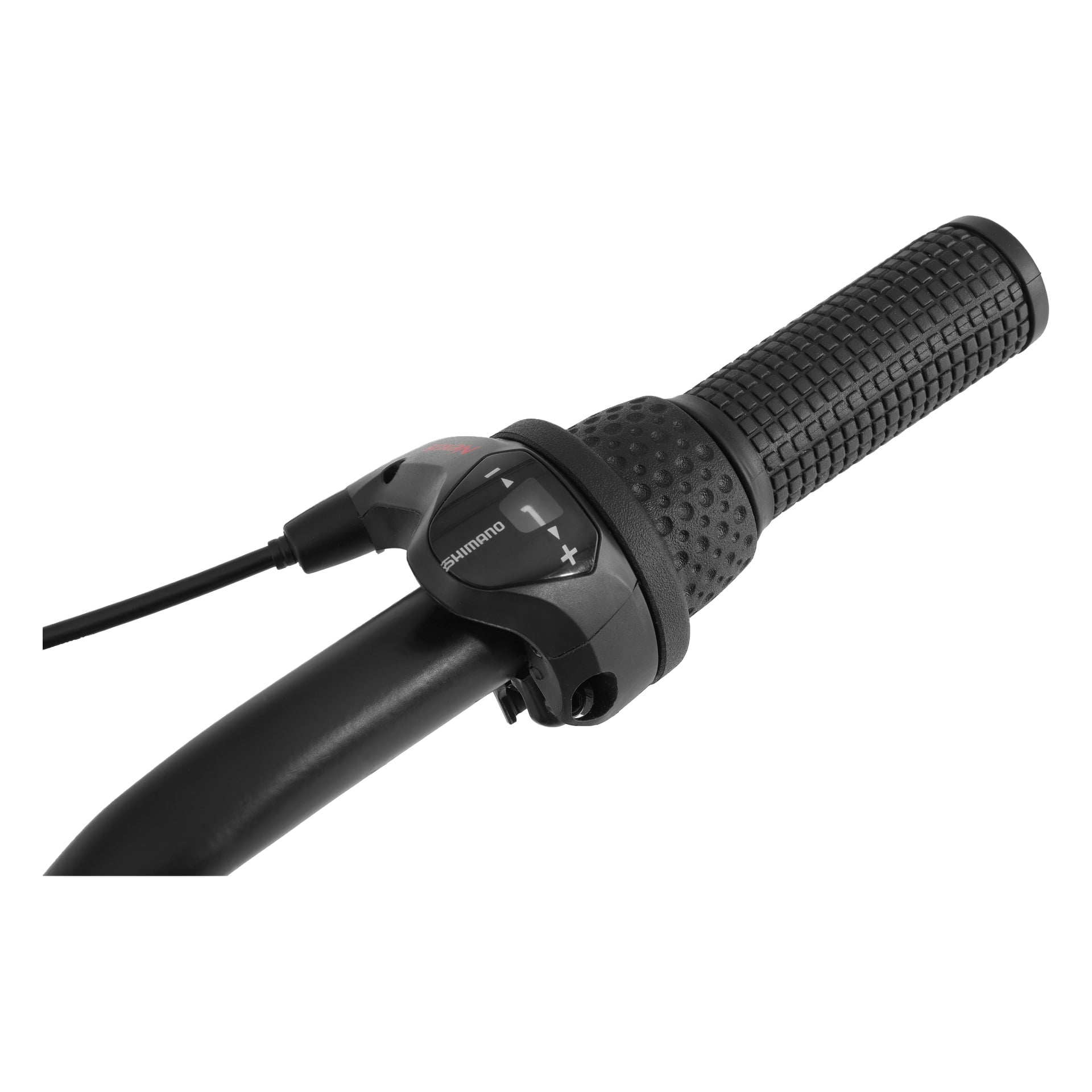 Närbild av ett svart cykelstyre med en Shimano-växel som visar en "1" och ett grepp i texturerat gummi. En kabel är ansluten till växelspaken.