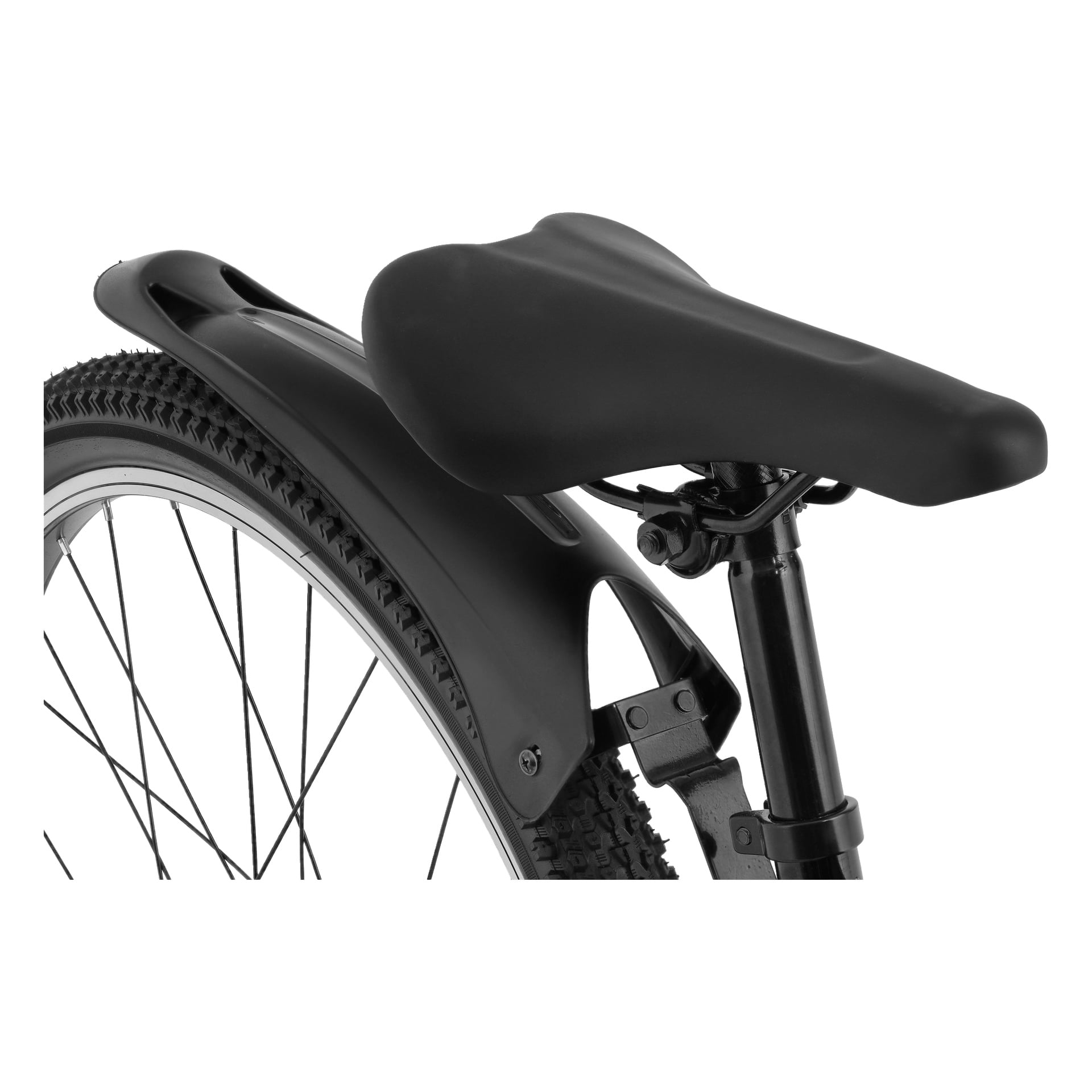 Närbild av den svarta cykelsadeln, bakhjulet och stänkskärmen. Cykeldäcket har en strukturerad slitbana och stänkskärmen täcker hjulets ovansida. Sadeln är bred och vadderad.