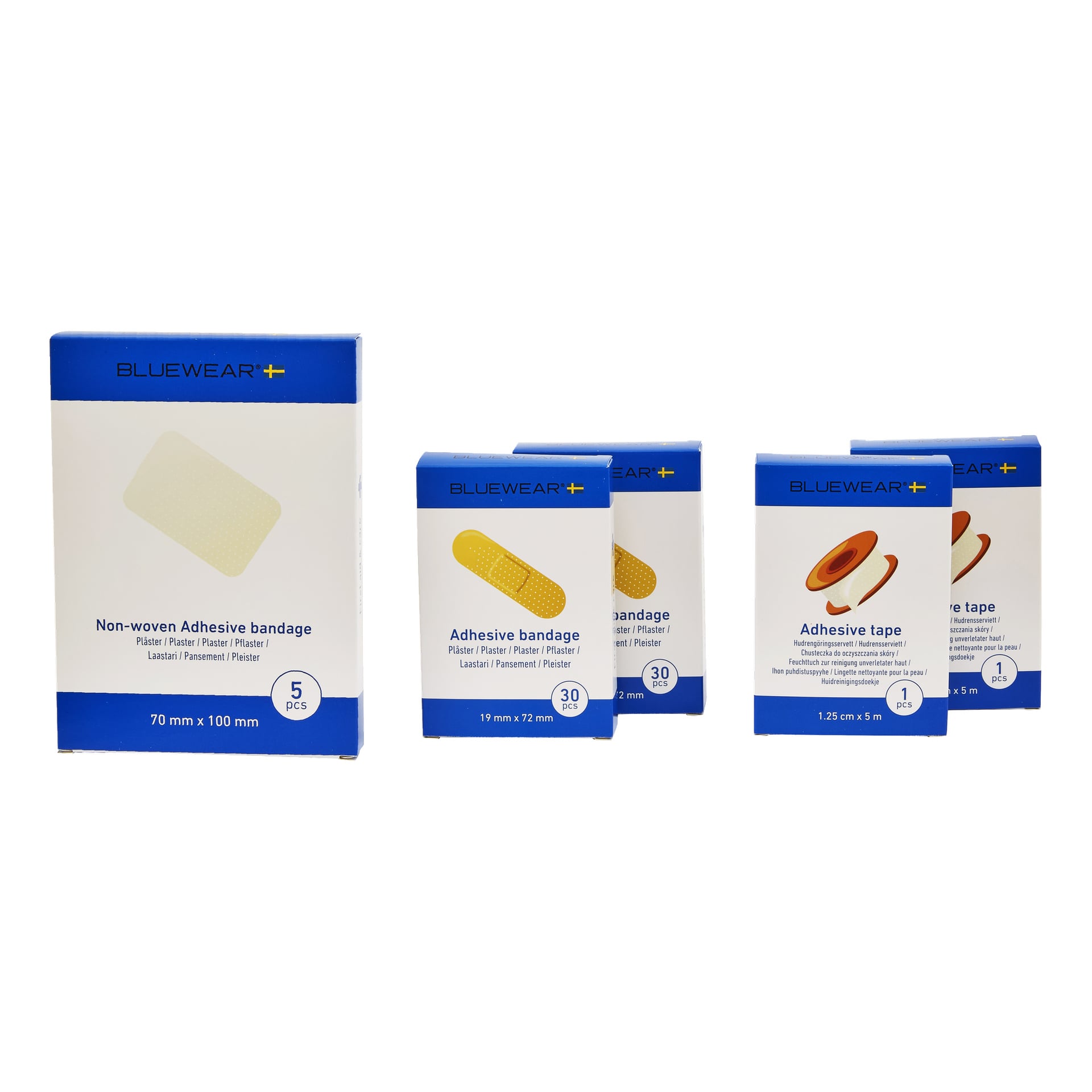 Fyra produktlådor med bandage och tejp från BLUEWEAR är uppradade sida vid sida, med tydliga bilder av bandagen eller tejpen på framsidan av varje låda. Den största lådan visar non-woven självhäftande bandage, medan de andra innehåller bandage och tejp.