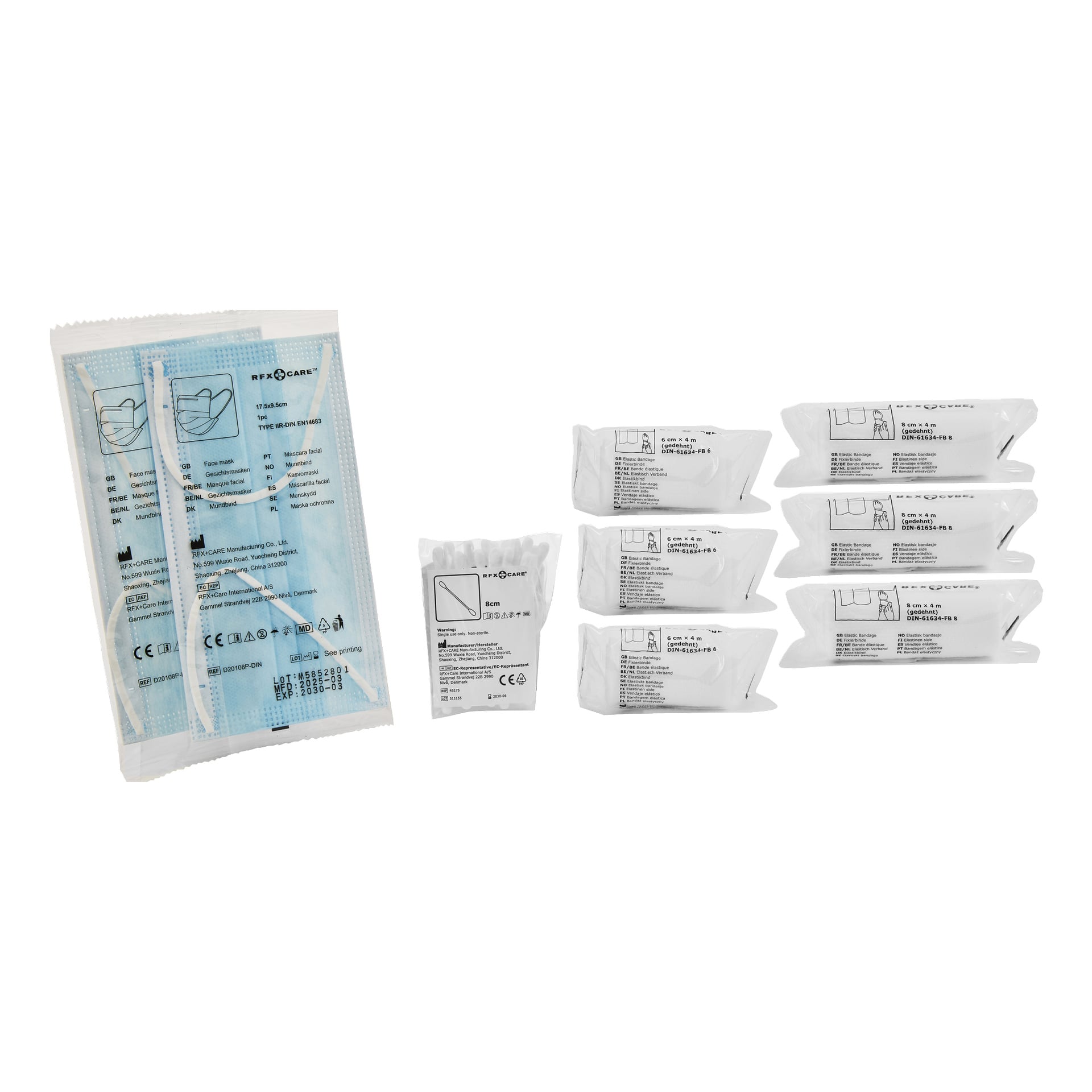En uppsättning individuellt förpackade blå kirurgiska masker, ett litet paket bomullspinnar och åtta vita förseglade medicinska påsar arrangerade mot en vit bakgrund.