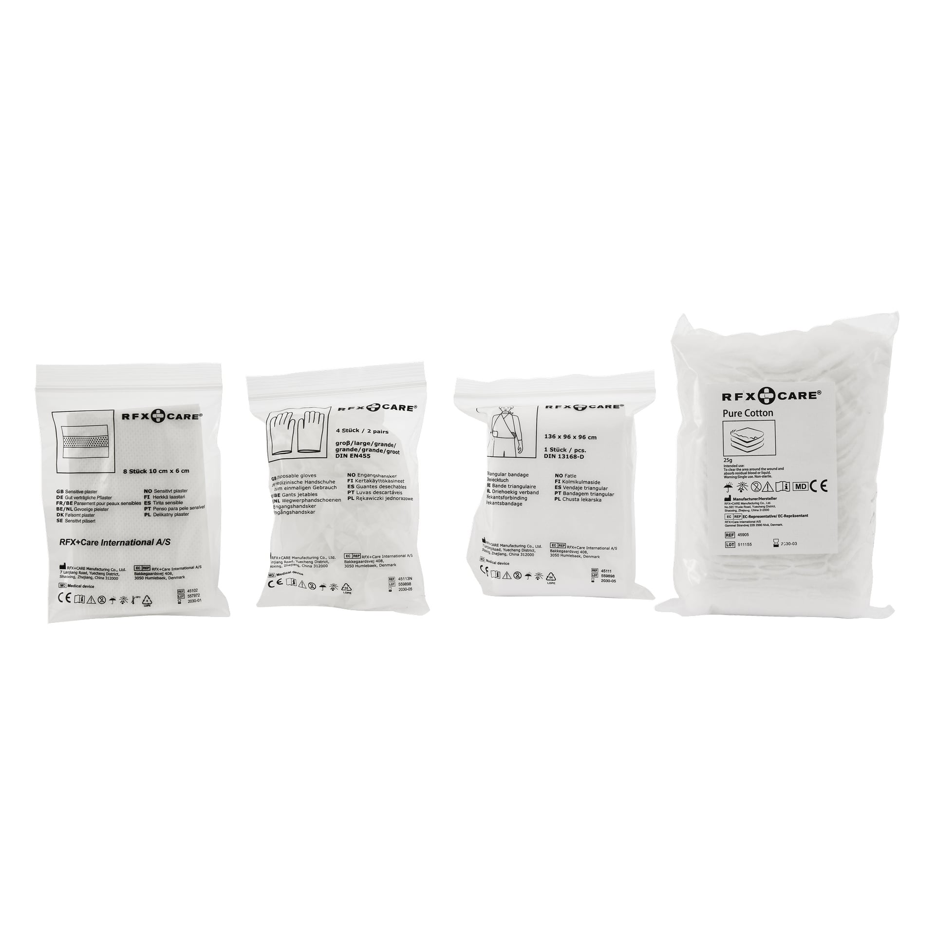 Fyra vita förpackningar med medicinskt material i olika storlekar och former står upprätt i en rad. På framsidan av varje förpackning finns produktinformation, streckkoder och symboler i svart text och grafik.