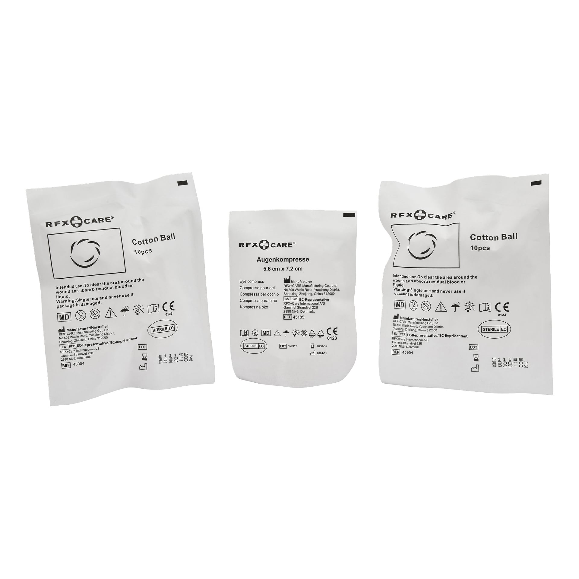Tre vita sterila medicinska förpackningar märkta RFX+CARE visas. Två är märkta Cotton Ball 10st och en är märkt Augenkompresse. På varje förpackning finns symboler, instruktioner och specifikationer.