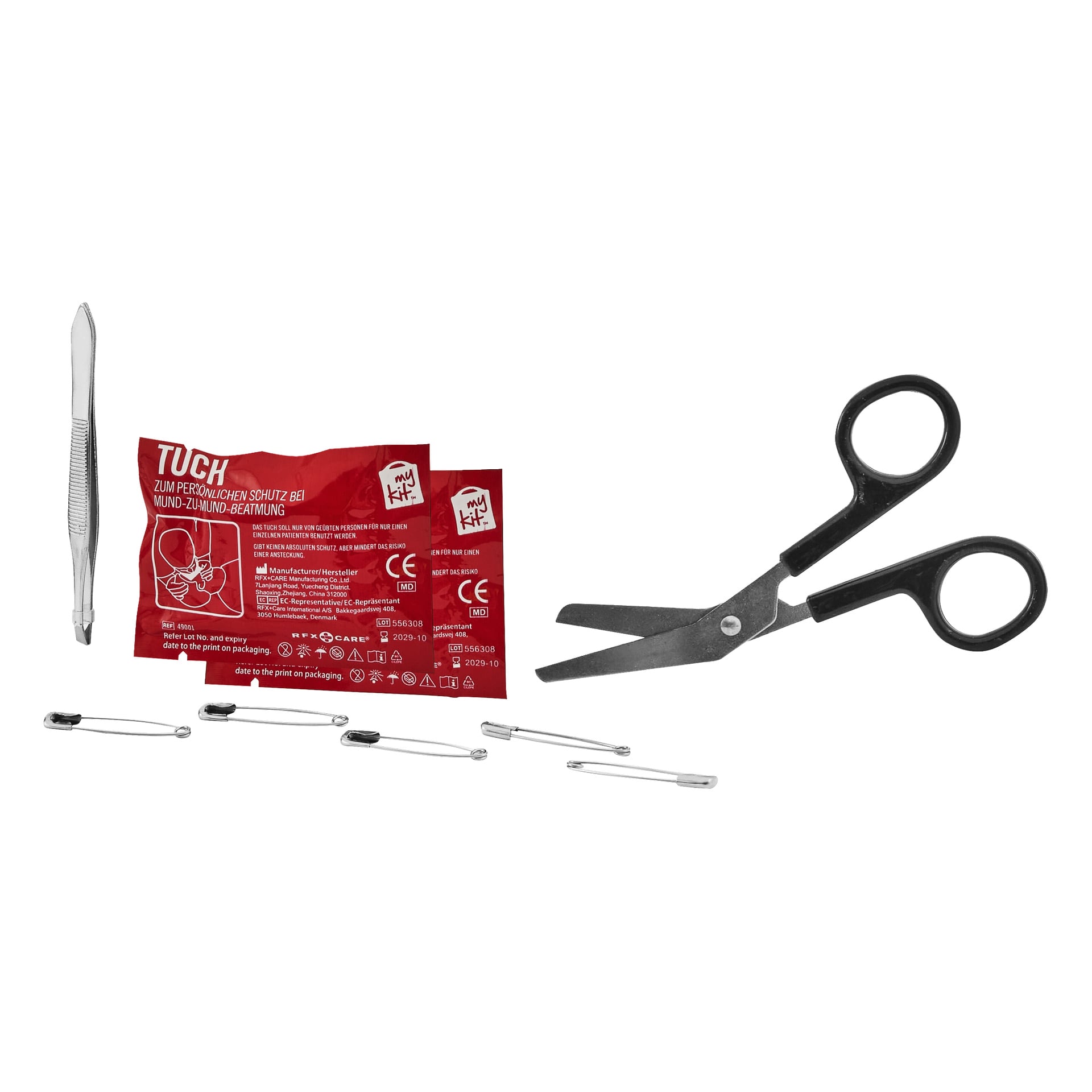 En sax med svart handtag, en pincett av metall, fem säkerhetsnålar och två röda paket med antiseptiska våtservetter är placerade på en vit bakgrund.