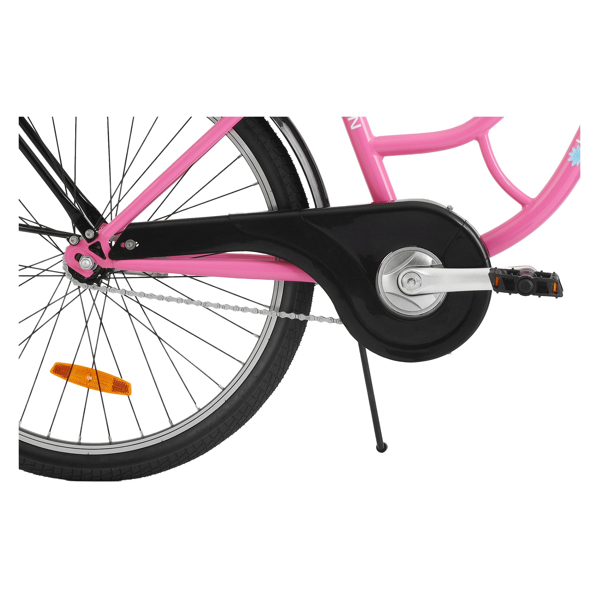 Närbild på bakhjulet på den rosa Kayoba-barncykeln, som visar kedjeskyddet, stödet, den svarta pedalen och ekersreflektorn.