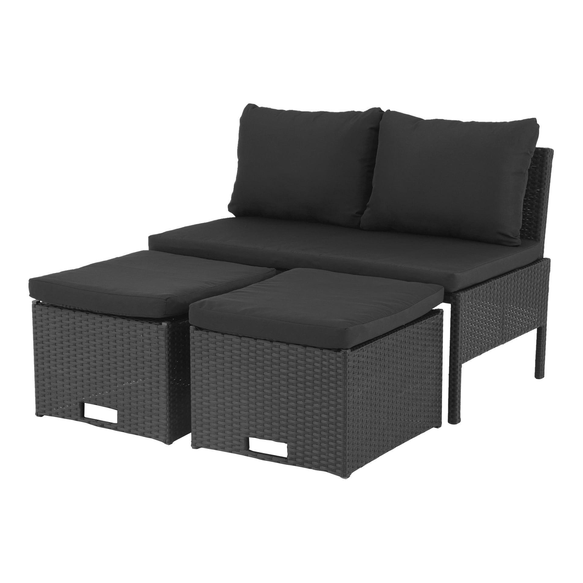 Svart rattan utomhussoffa med en tvåsitsig bänk och två fotpallar, alla med tjocka svarta kuddar och en modern kantig look.