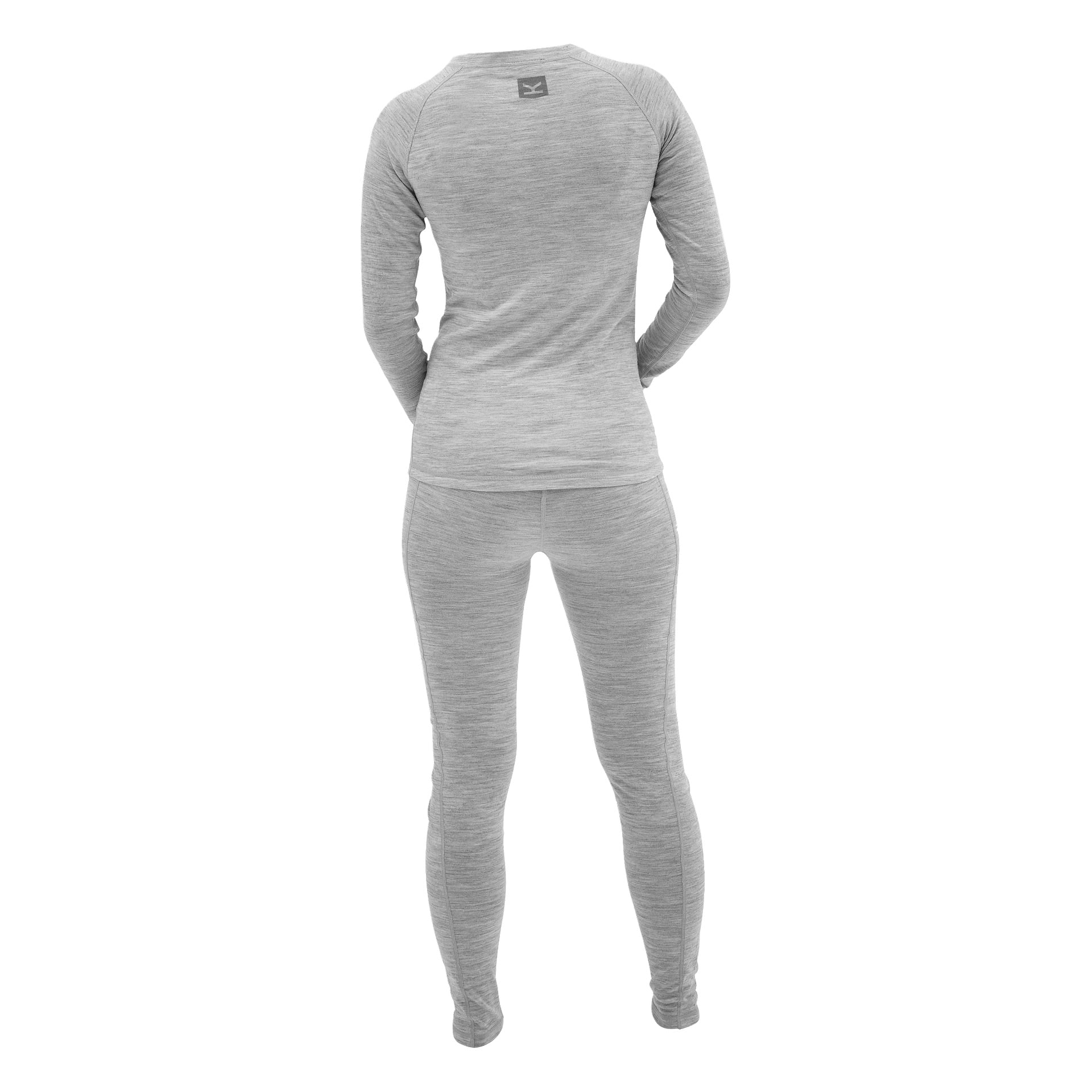En person står vänd bort från kameran, klädd i en matchande långärmad grå topp och grå leggings. Kläderna ser ut att vara tillverkade av ett mjukt, åtsittande och stretchigt material.