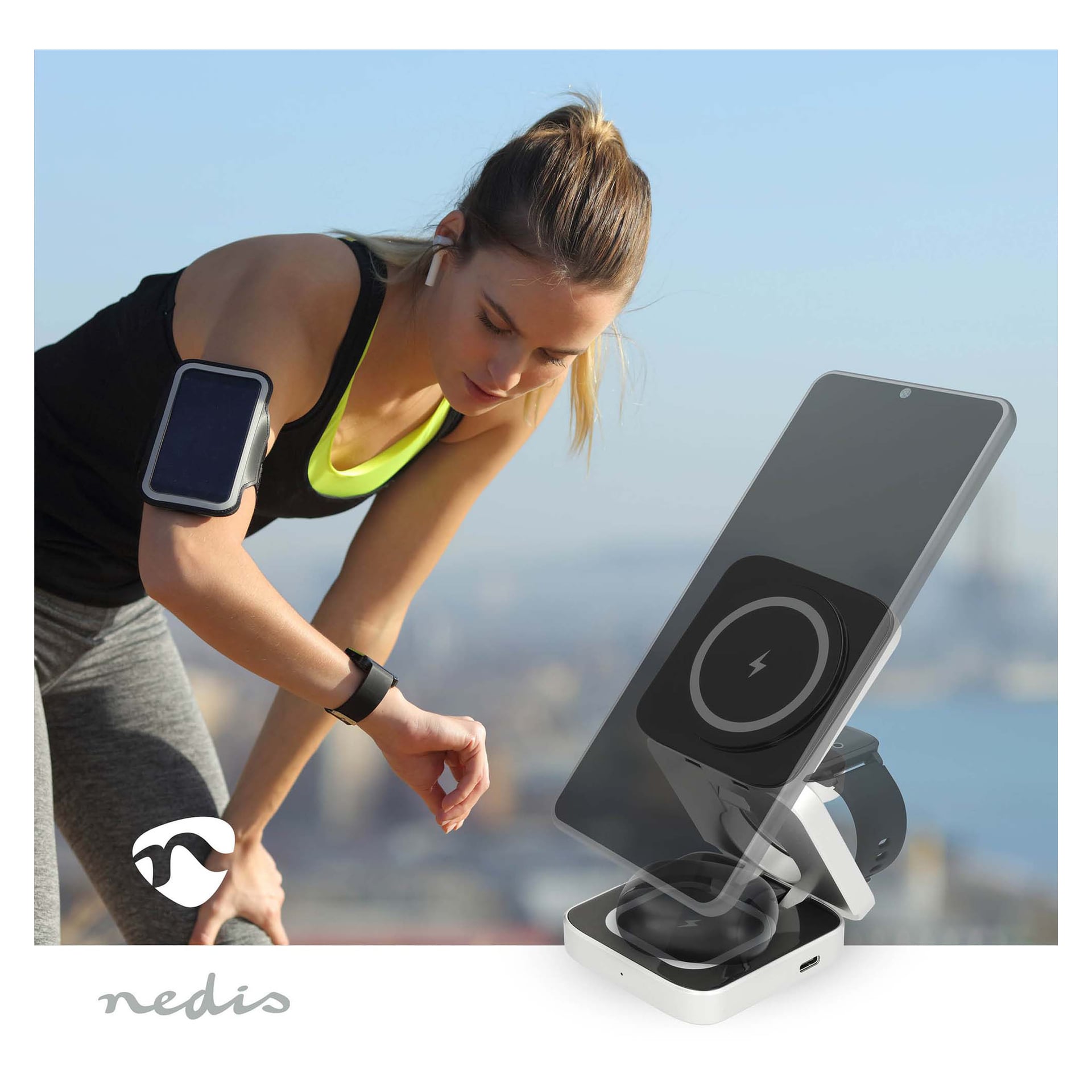 Eine Frau mit Kopfhörern und einer Armbinde schaut beim Sport im Freien auf ihre Smartwatch. Eine Einblendung zeigt eine kabellose Ladestation mit einem Smartphone, und unten erscheint das Wort nedis.
