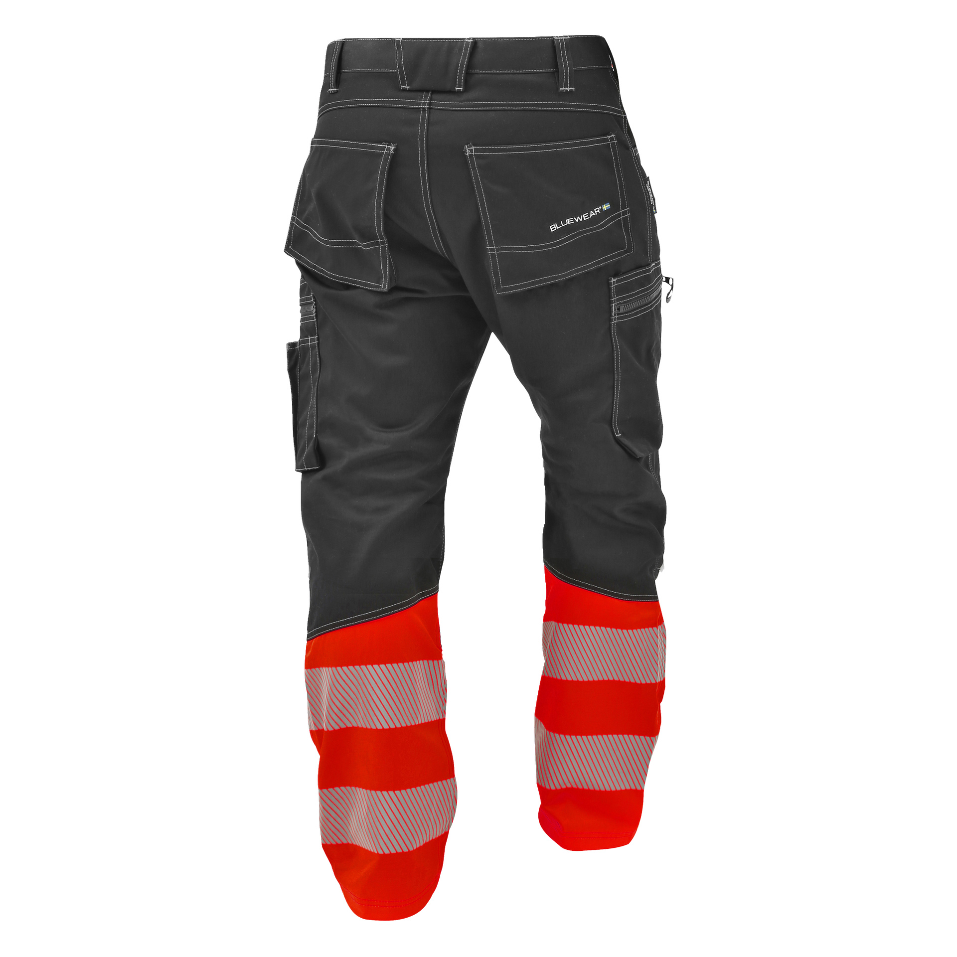 Widok z tyłu czarnych spodni Bluewear Hi-vis, bez kieszeni na paznokcie, z dużymi tylnymi kieszeniami, białym przeszyciem i kieszenią z logo "Bluewear". Dolne partie nóg oplatają odbłyszczające pomarańczowo-szare paski.