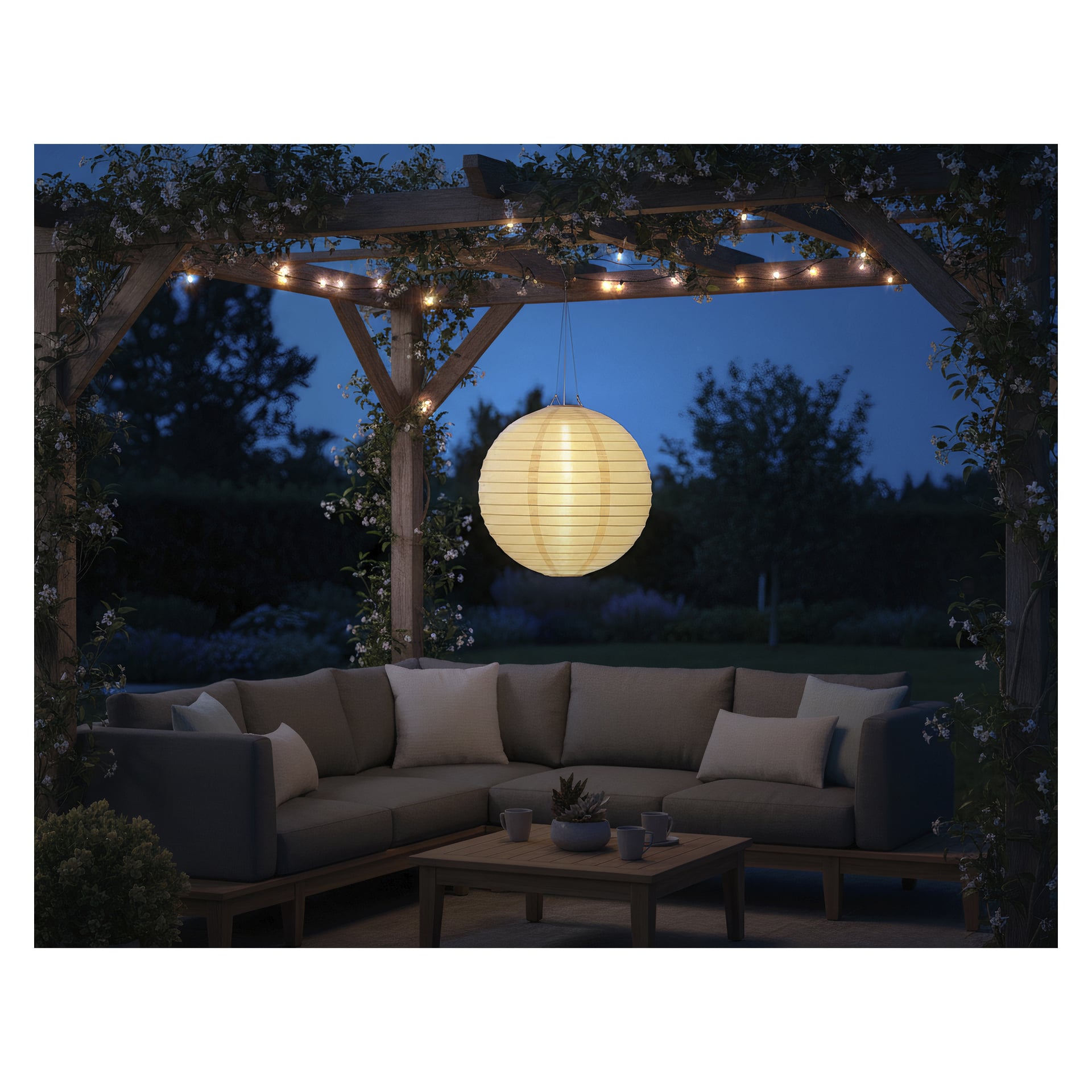 En mysig uteservering med en sektionssoffa och ett träbord ligger under en pergola. Ljusslingor och en glödande papperslykta hänger över huvudet, och i skymningen syns grönska och träd i bakgrunden. Bilden är framställd med hjälp av ai. 