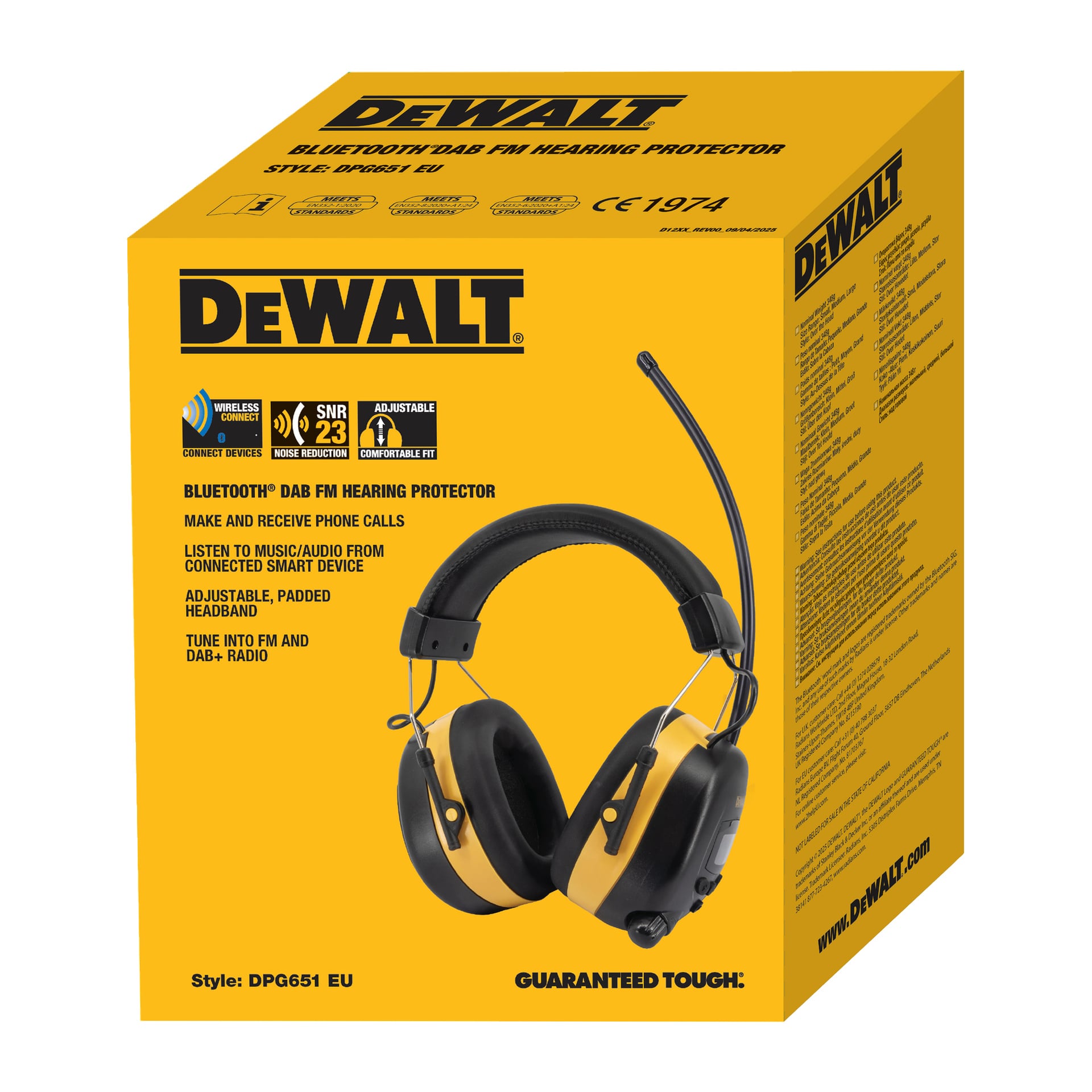 En gul DeWalt-eske viser et Bluetooth DAB/FM-hørselvern, modell DPGU51. Enheten har polstrede, svarte ørekopper og en hodebøyle. Produktfunksjoner og spesifikasjoner er trykt på esken.