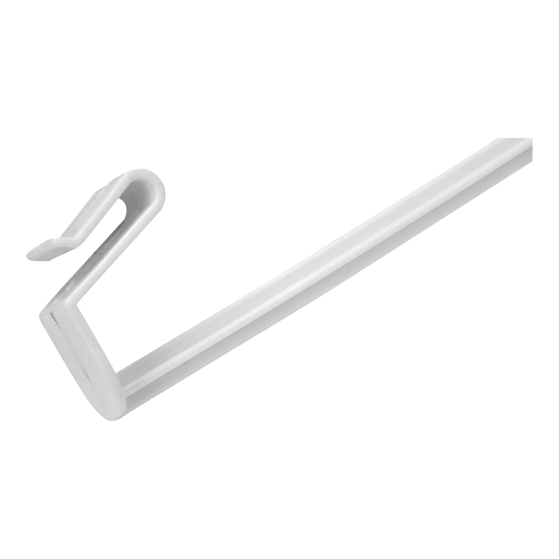 Närbild på en gardinstång i vit metall med krok i änden, avsedd att hängas över en fönsterkarm eller ett fäste. Bilden visar stången i vinkel mot en vit bakgrund.