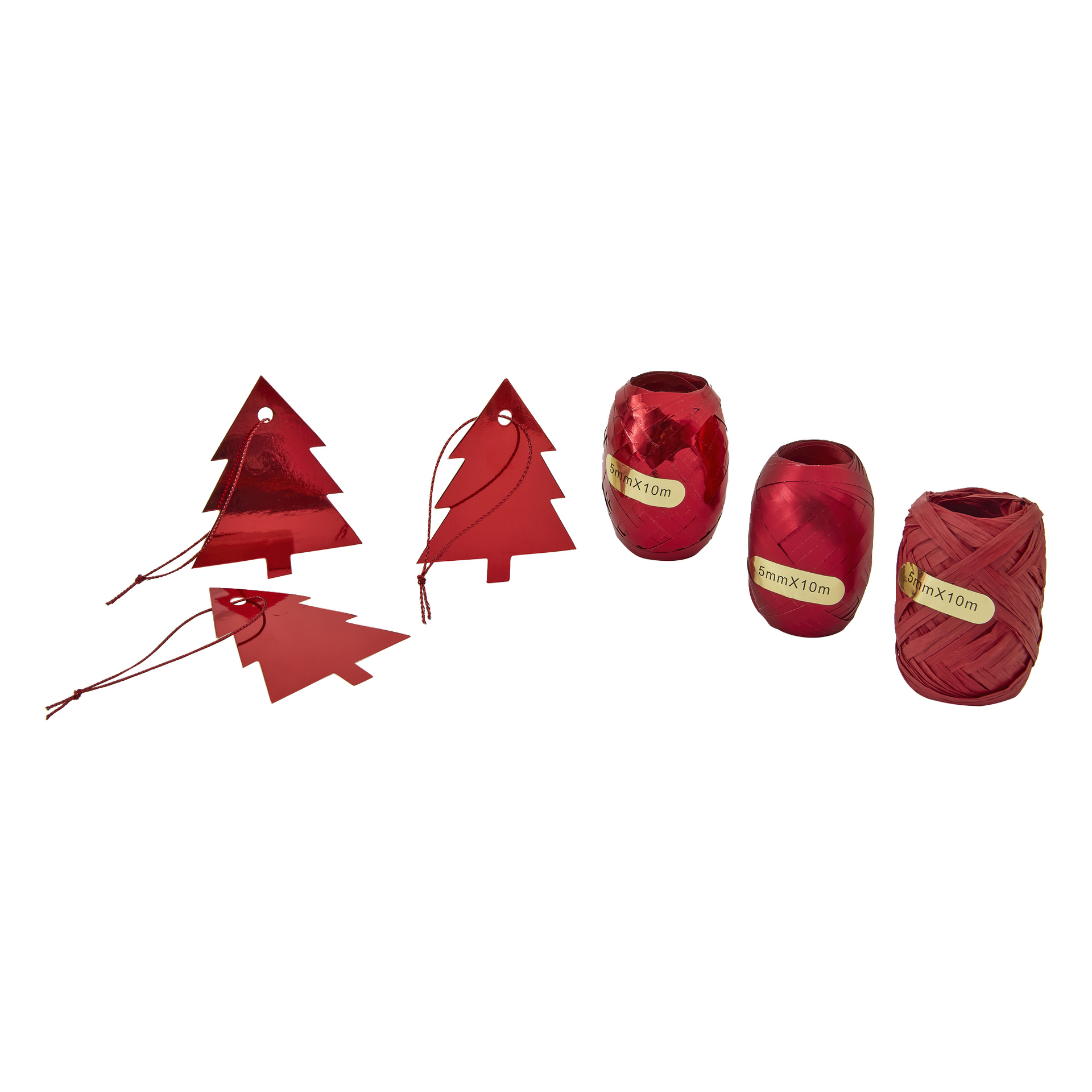 Till vänster sitter tre röda, reflekterande, trädformade presentetiketter med snören. Till höger finns tre spolar med rött band märkt 5 mm x 10 m. Alla föremål används för presentinslagning.