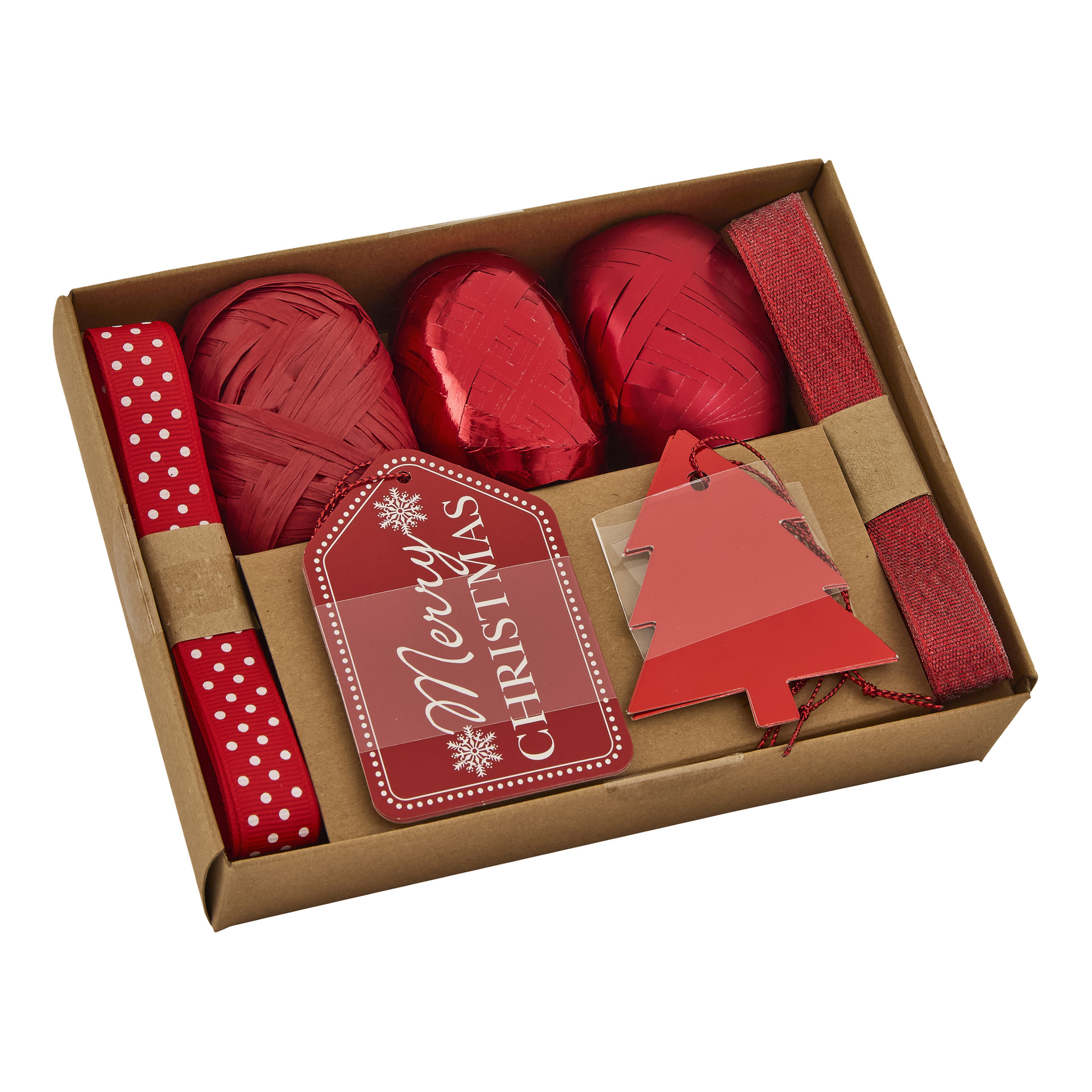 En box med presentinslagningsmaterial med jultema, inklusive rött band, två spolar rött garn, en rulle röd raffia, en Merry Christmas-tagg och en röd trädformad tagg.