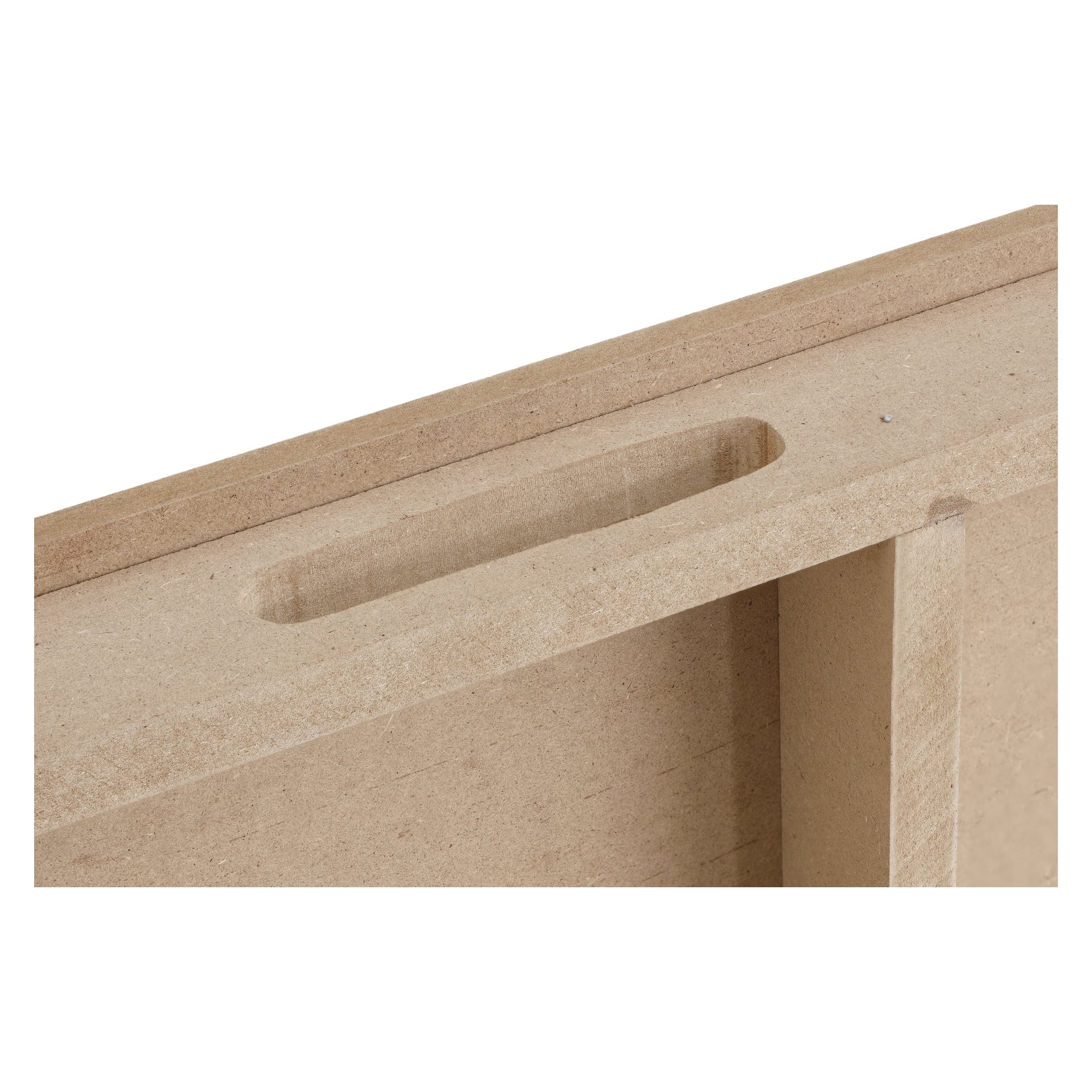 Närbild av ett rektangulärt utskuret handtag infällt i obehandlad ljusbrun spånskiva eller MDF, designad för lätt grepp.