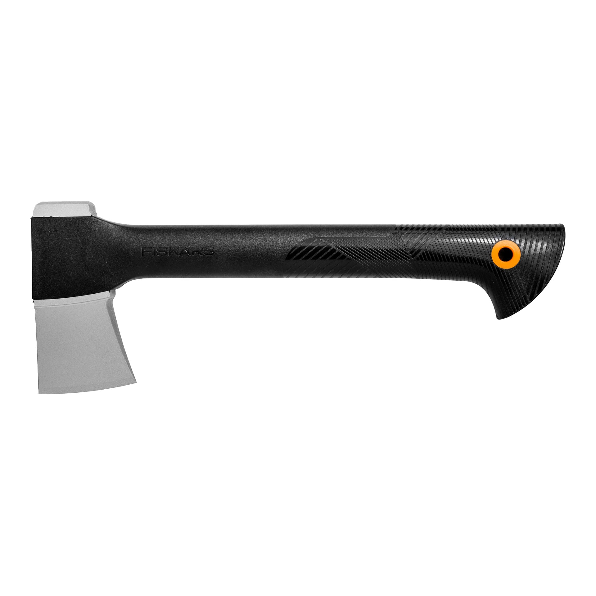 En modern handyxa med svart handtag och silverfärgat blad. Handtaget har ett strukturerat grepp och en orangefärgad rund accent i änden. Yxhuvudet är rektangulärt och har en avfasad kant.