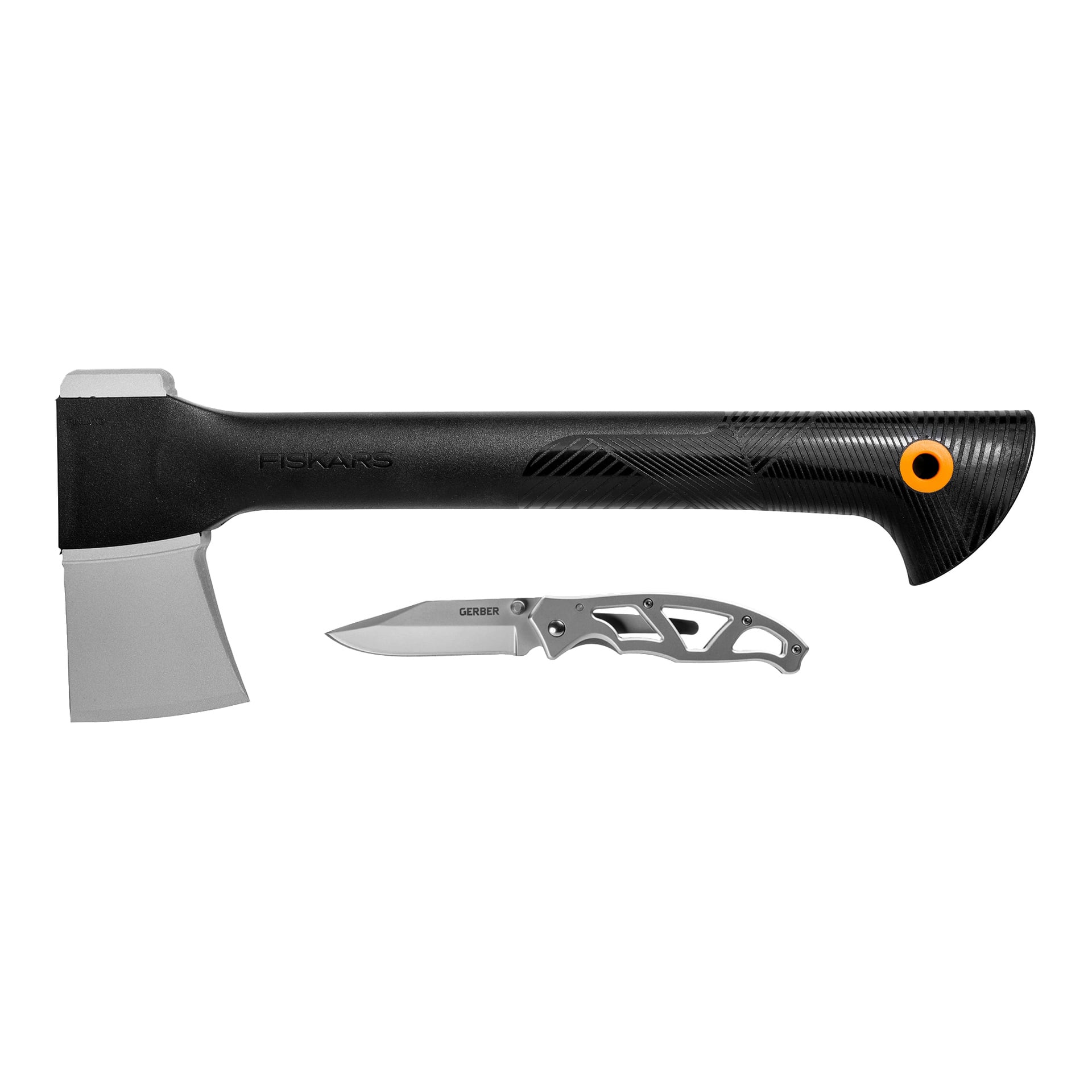 En svart Fiskars yxa med silverblad och en synlig orange accent på handtaget är placerad ovanför en silverfärgad Gerber fällkniv med ett delvis genombrutet handtag.