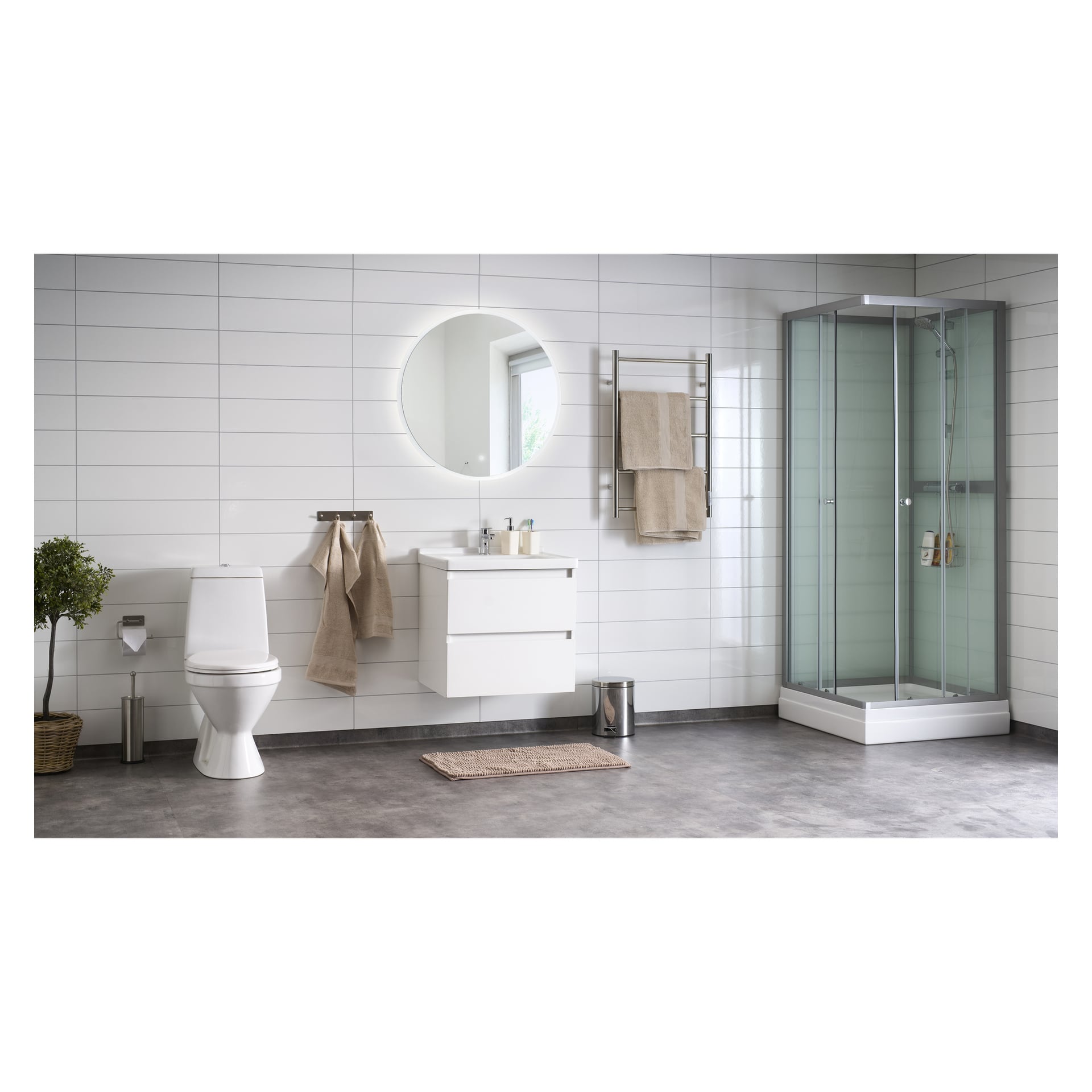Moderne bad med hvitt toalett, flytende vask, LED-belyst EKVAP-speil, glassdusj, beige håndklær, plante og søppelbøtte på grått gulv.