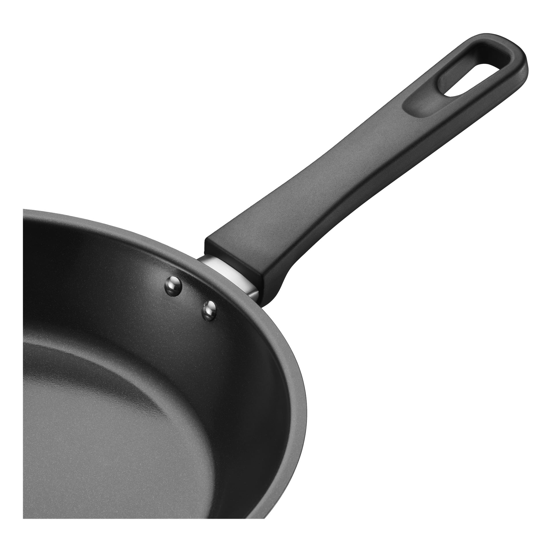Närbild av en Hackman Ceramic stekpanna, med en slank svart non-stick yta och ett ergonomiskt handtag med metallnitar.