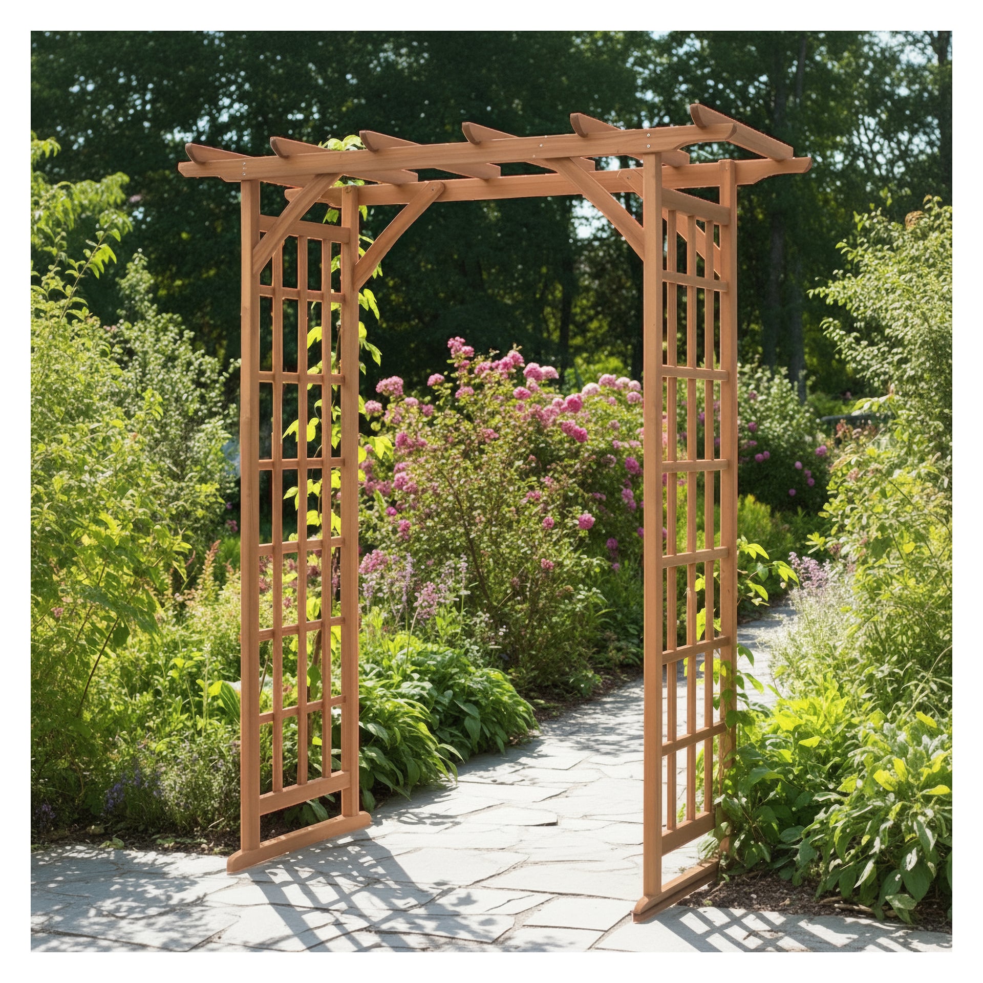 En Hard Head Rose-bue designet med gitter spenner over en steinsti, omgitt av grønne planter og rosa blomster med trær i bakgrunnen.