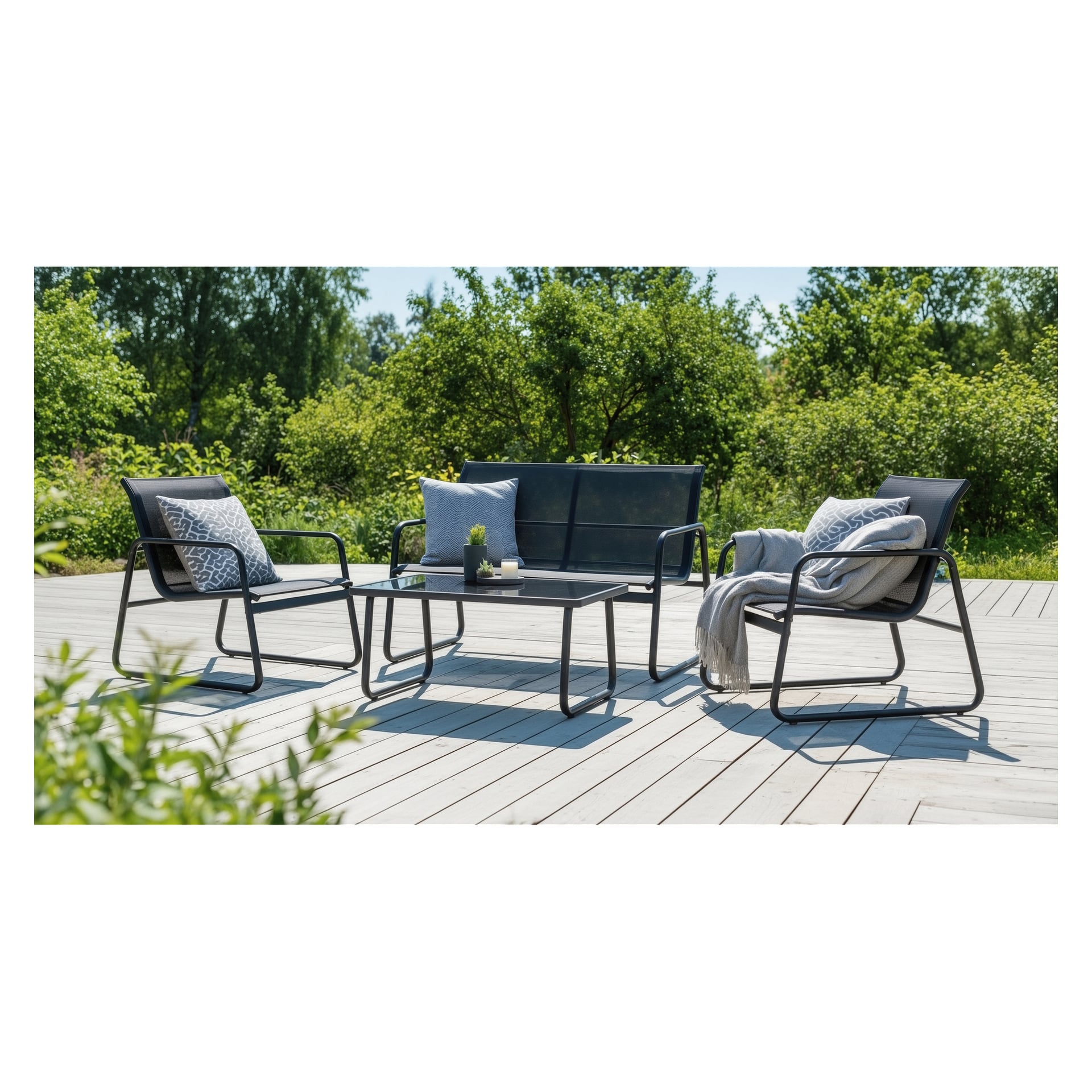 Firedelt EKVAP-sett med 2 lenestoler, en toseter med puter og puter, og et salongbord på en treterrasse midt i grøntområdene.