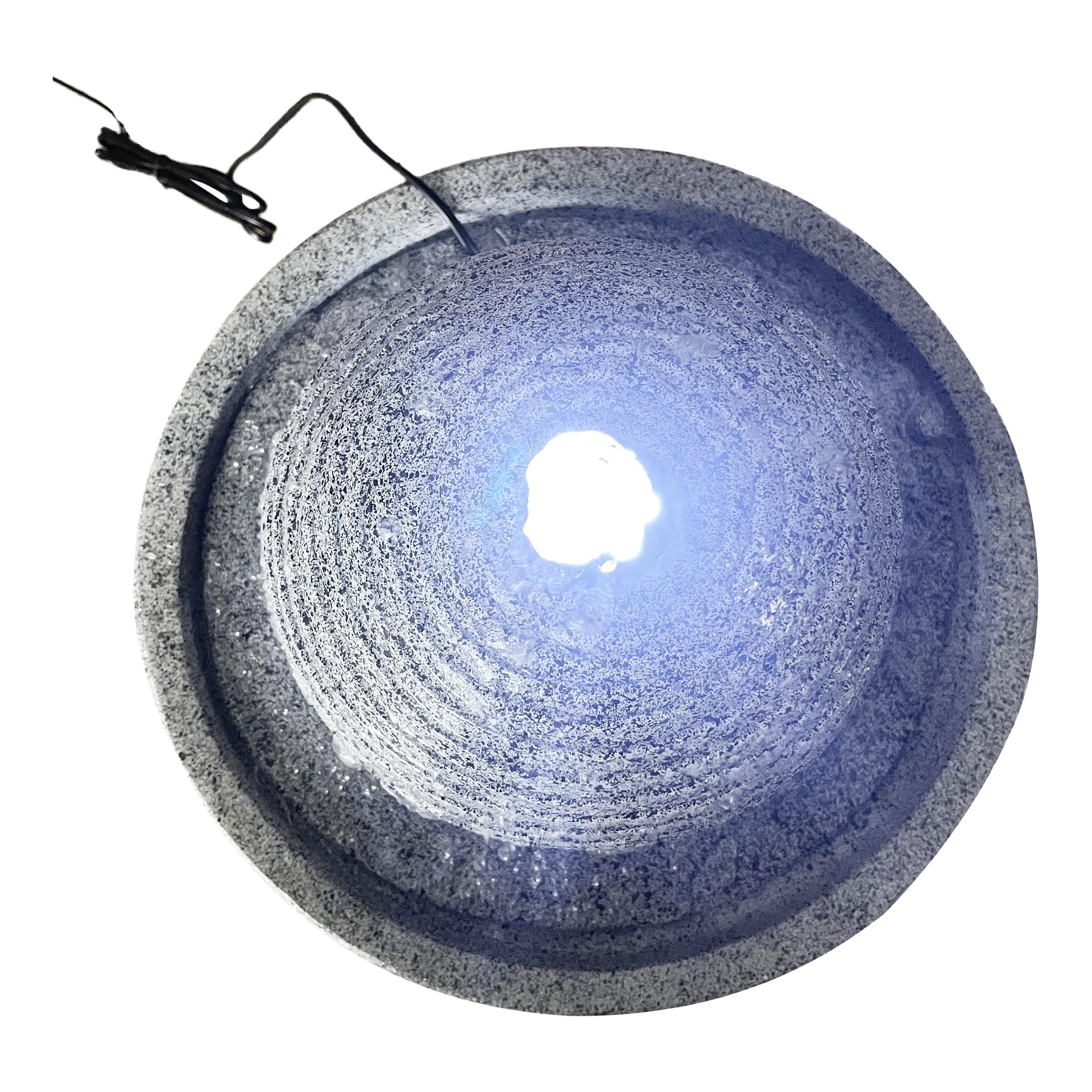 Hard Head Fountain" sedd ovanifrån, med en cirkulär, texturerad grå stenfontän med en central vit LED-lampa och en svart strömkabel som sticker ut från kanten.