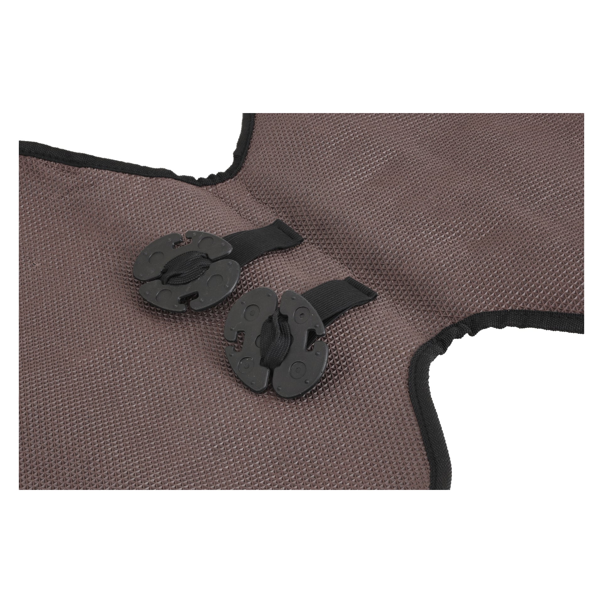 Två svarta ovala plastspännen på svarta remmar fastsatta i brunt nättyg med svart kant från Hamron Seat Protector.