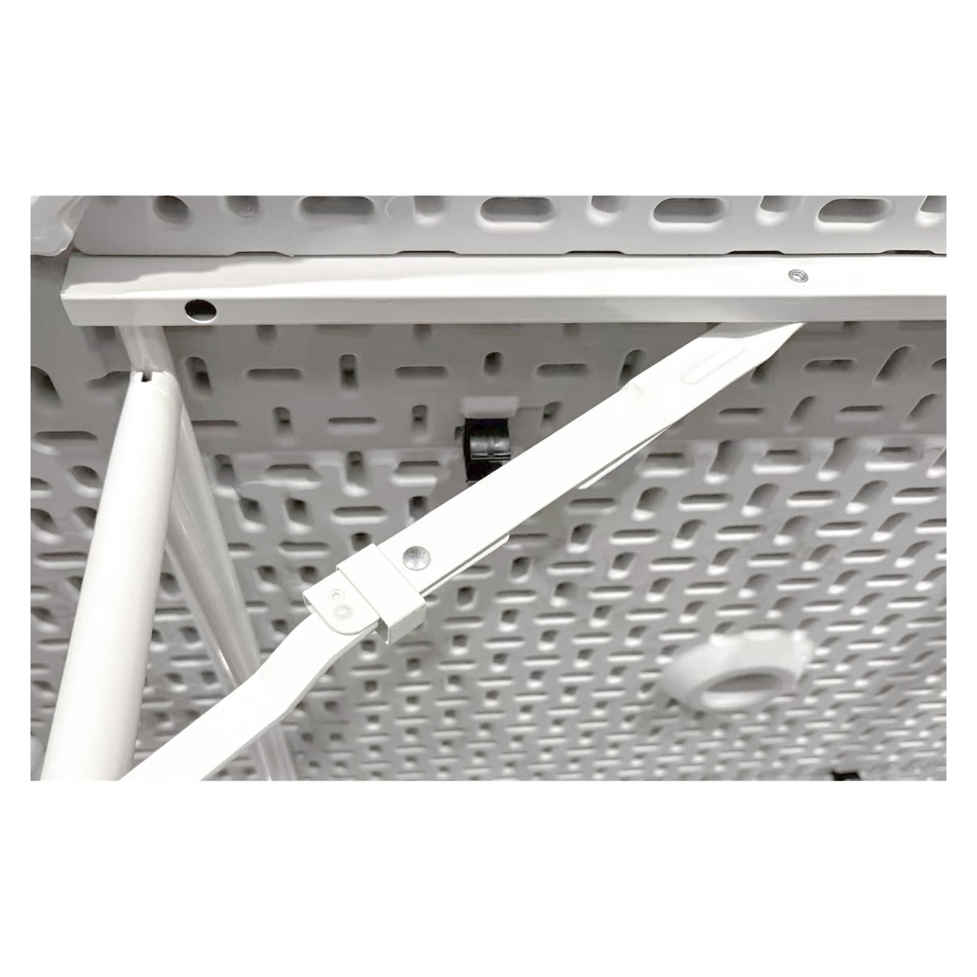 Detaljerad närbild av ett vitt metallstödsfäste fäst på en perforerad panel med rektangulära utskärningar, från ett EKVIP fällbord.