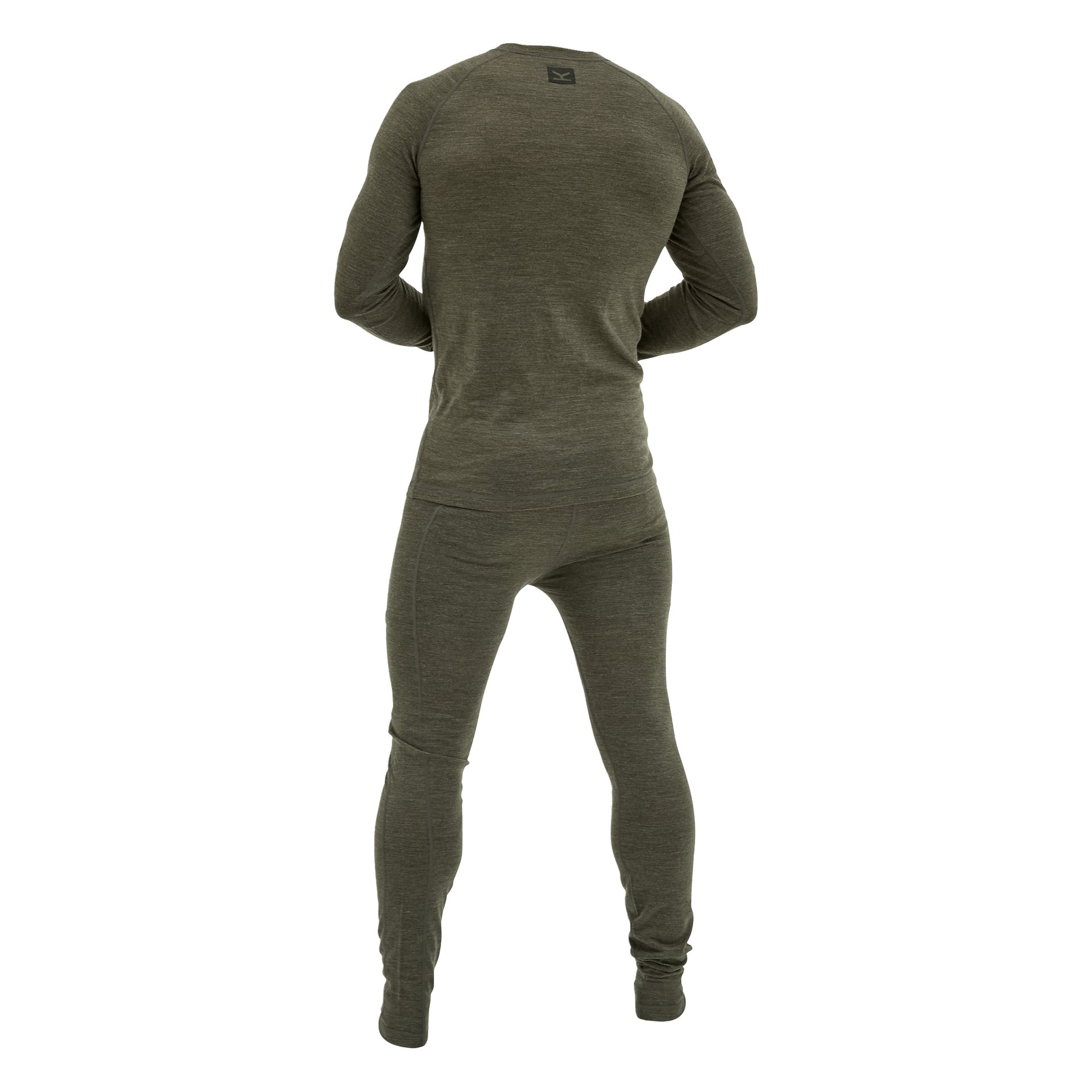 En man modellerar Kayoba Outdoor Merino ullbaslager i olivgrönt, med figurnära långärmade toppar och underdelar, bakre kamera.