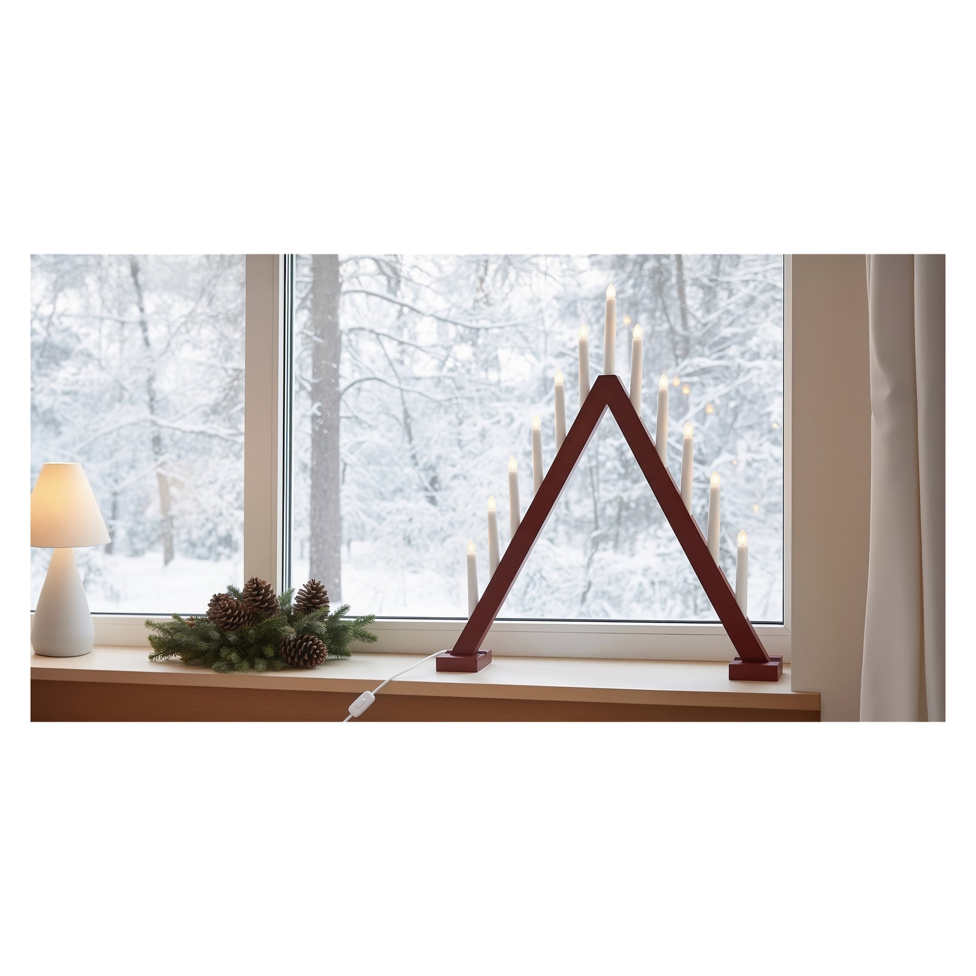 Ein brennender EKVIP Large LED Adventskerzenhalter, eine kleine Lampe und Kiefernzapfen stehen auf einer Fensterbank mit verschneiten Bäumen draußen.