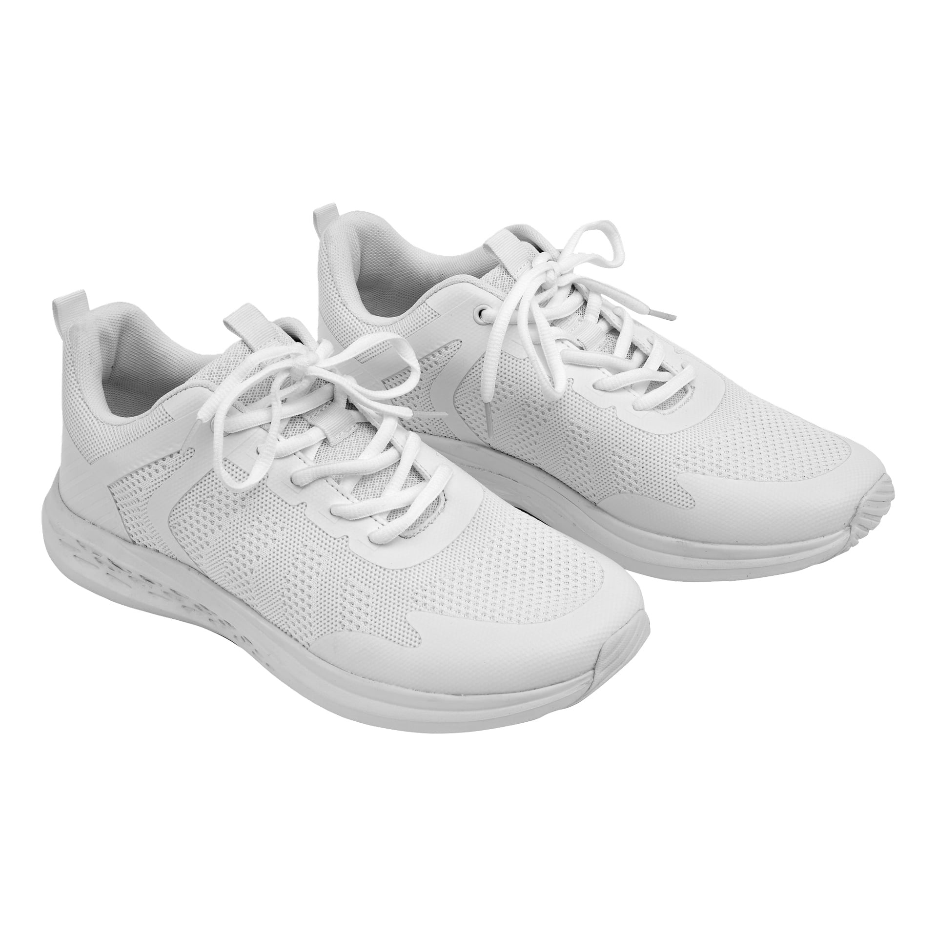 Två vita atletiska sneakers med snören, meshpaneler och gummisulor, placerade bredvid varandra på en vanlig vit bakgrund.