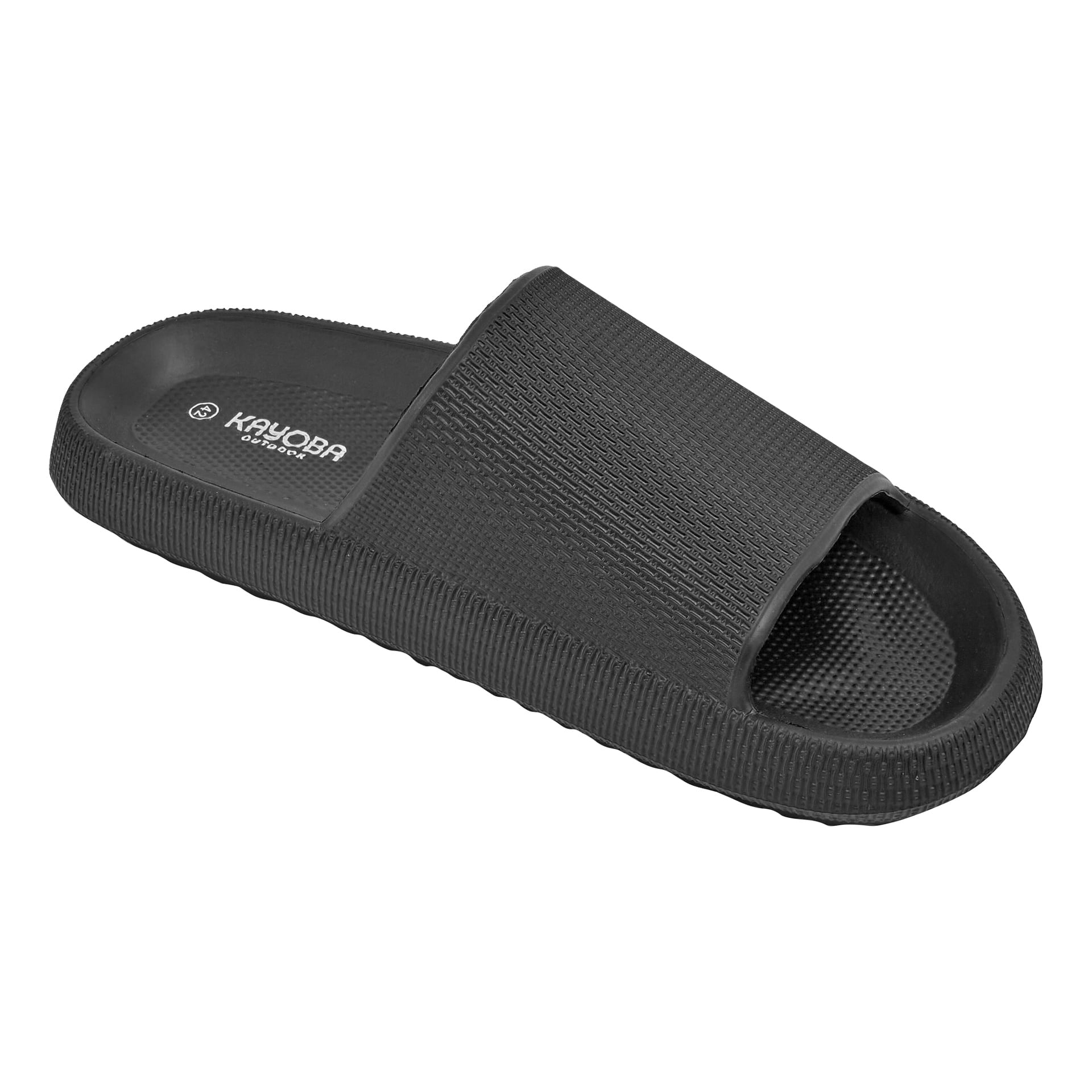 Svart sandal med en strukturerad fotbädd, bred enkel rem och räfflad sula. KAYOBA är tryckt på innersulan.