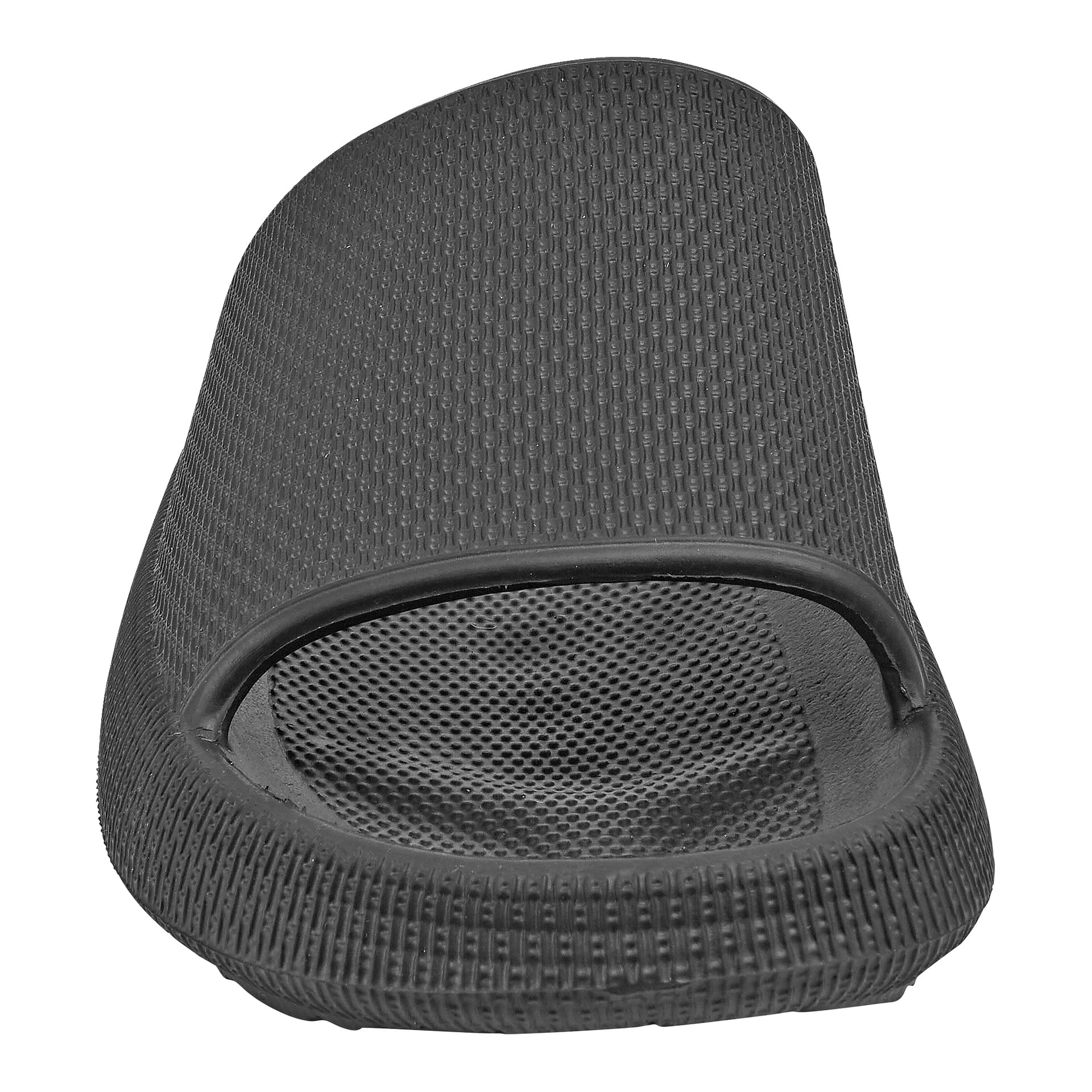 Närbild framifrån av en enda svart sandal med en strukturerad yta och öppen tå.