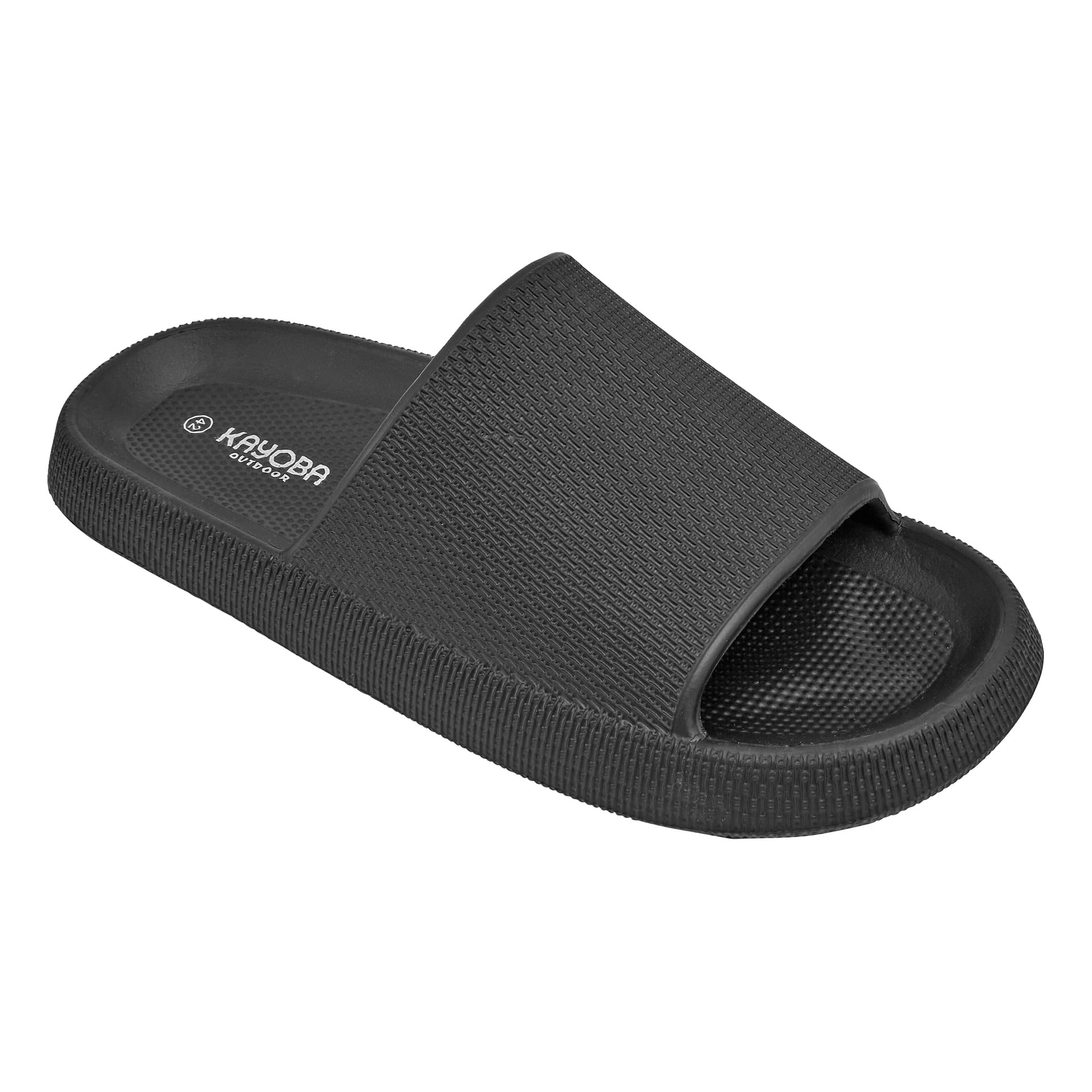 En svart sandal med en texturerad rem och fotbädd, upphöjd sula och KAYOBA OUTDOOR-märke på insidan av hälen.