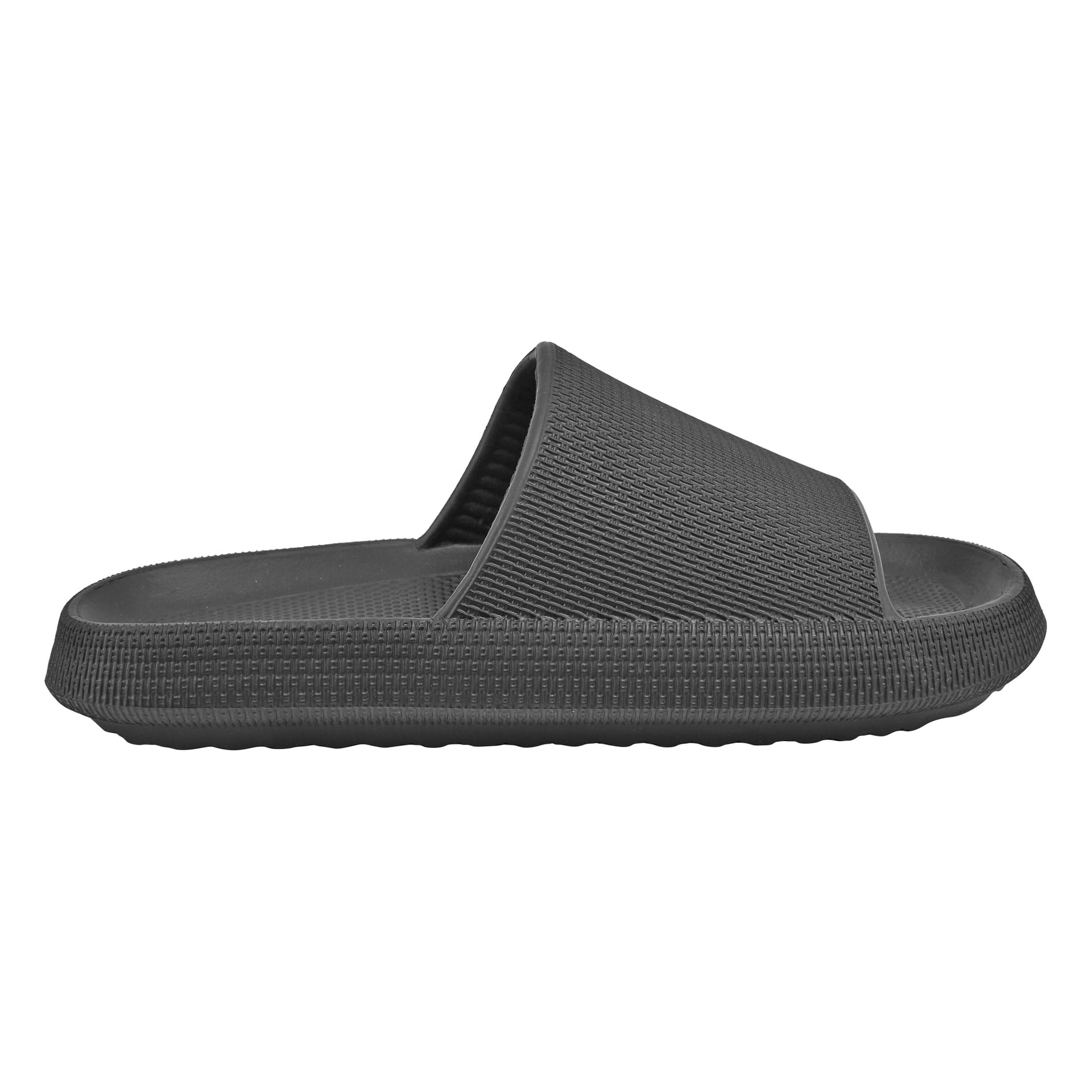 En svart sandal har en bred rem med struktur och en tjock, mönstrad sula som visas från sidoprofilen.