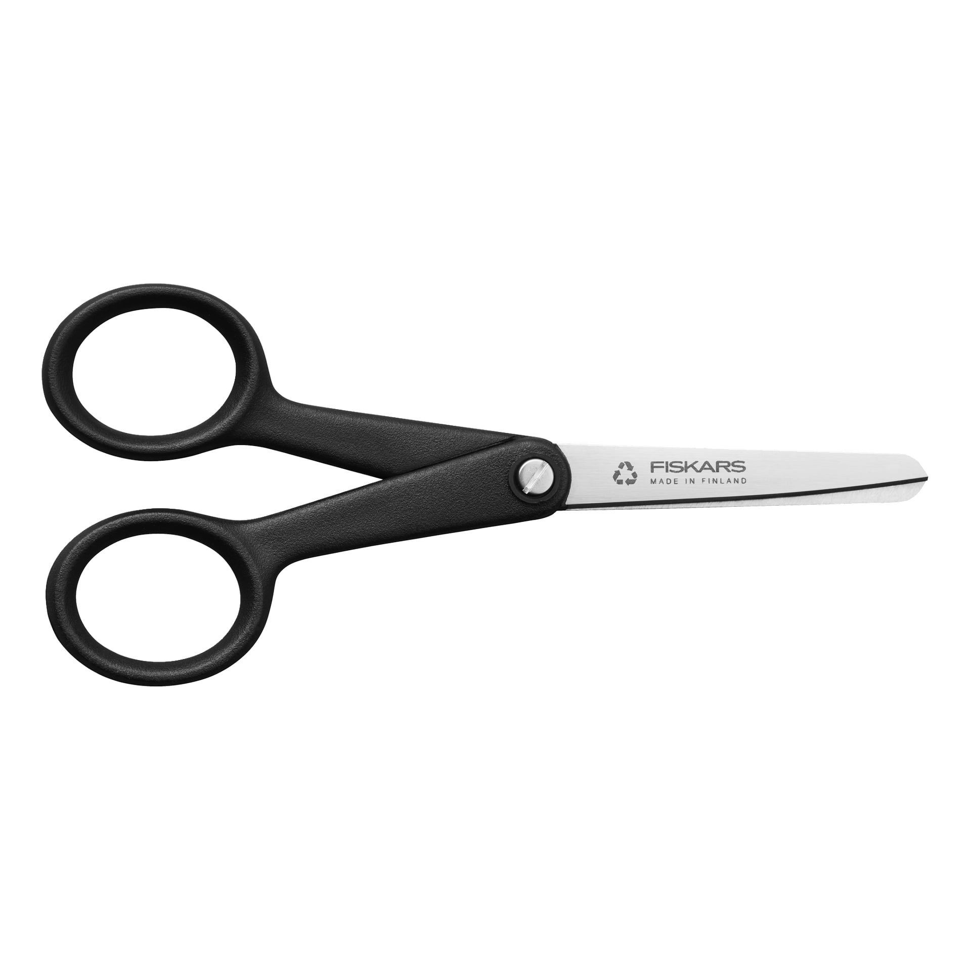 En Fiskars-saks med svarte plasthåndtak og kniver i rustfritt stål. Saksen er merket Made in Finland.