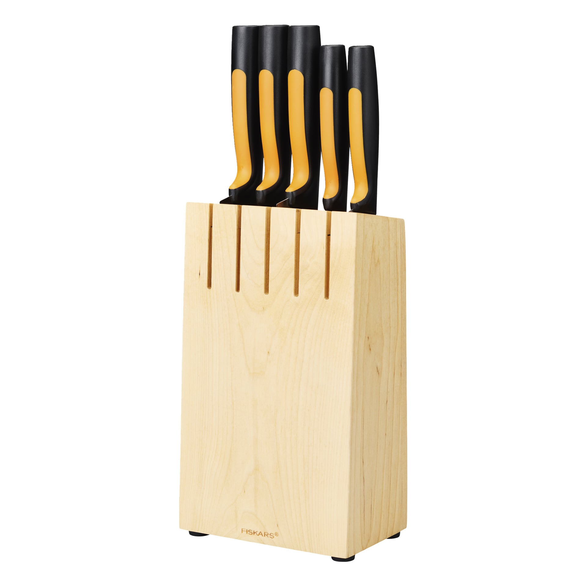 Ein hölzerner Messerblock hält fünf Messer mit schwarzen Griffen mit orangefarbenen Akzenten, die aufrecht stehen und das Fiskars-Logo in der Nähe der Basis tragen.